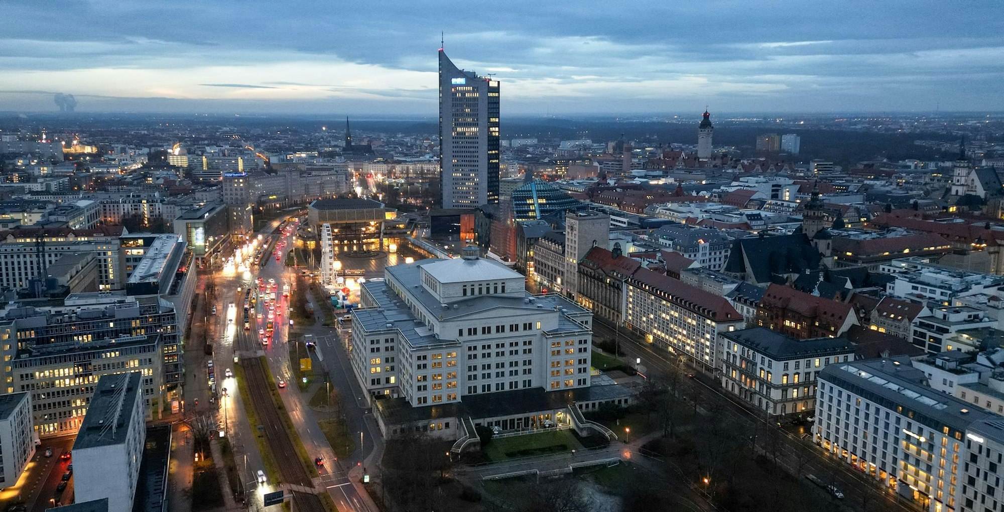 Leipzig: Blick auf die Oper und den dahinterliegenden Augustusplatz mit dem City-Hochhaus. (Archivbild)