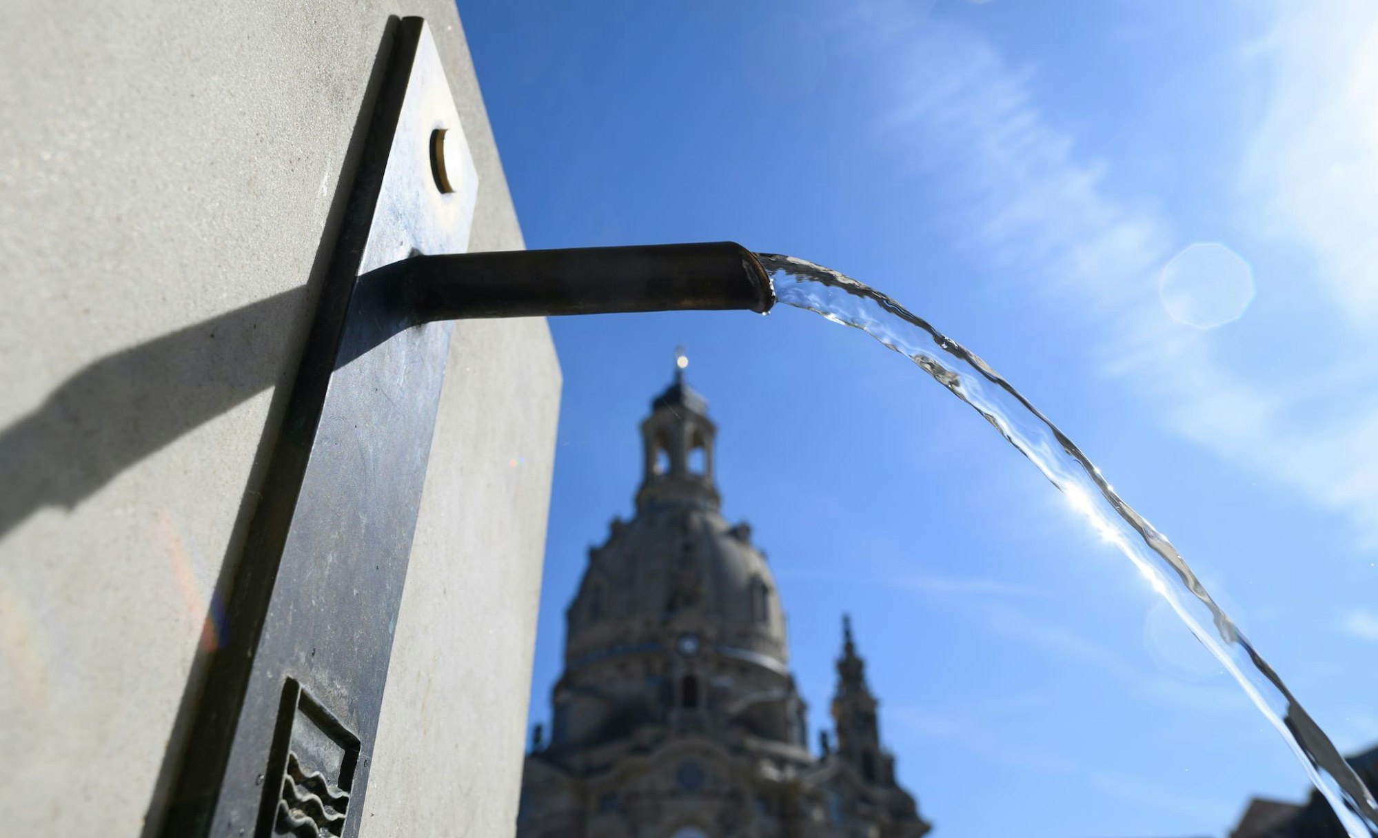 In Dresden spendet ein Trinkwasserbrunnen öffentlich zugängliche Abkühlung.