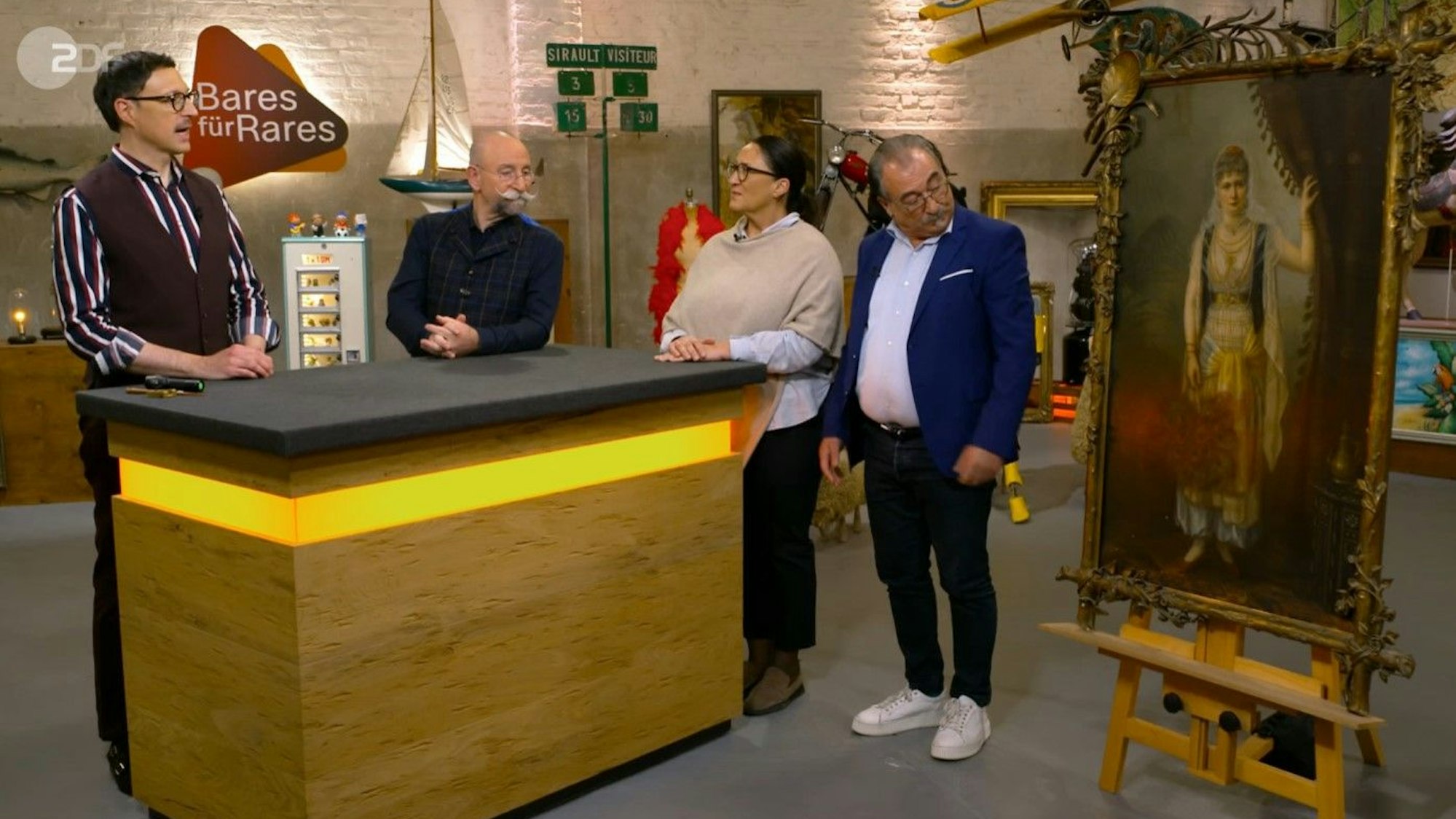 Das Ehepaar Mehmet und Assu Kandemir (v.r.) mit Horst Lichter und Colmar Schulte-Goltz bei „Bares für Rares“.