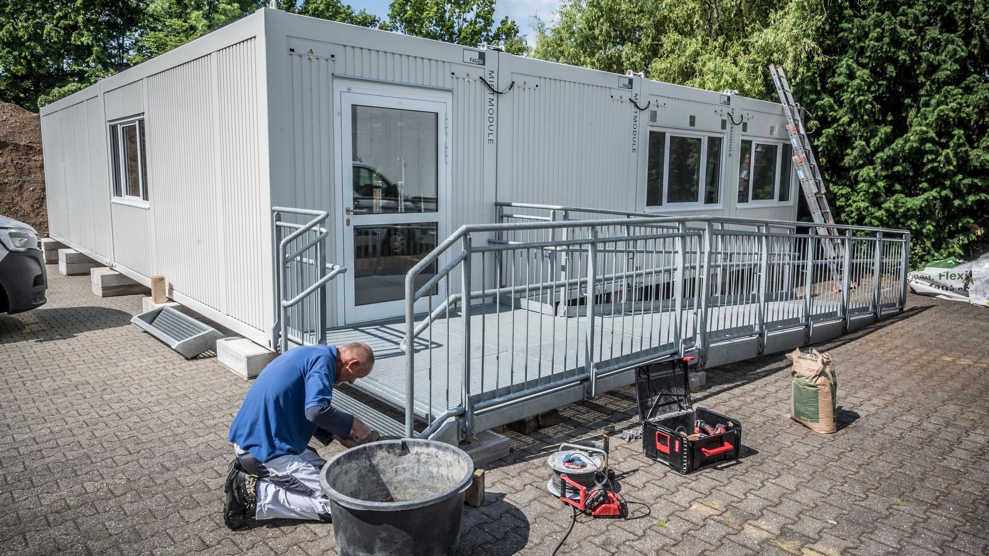 Die Container, in denen vorübergehend die Ausstellung des Naturguts unterkommt