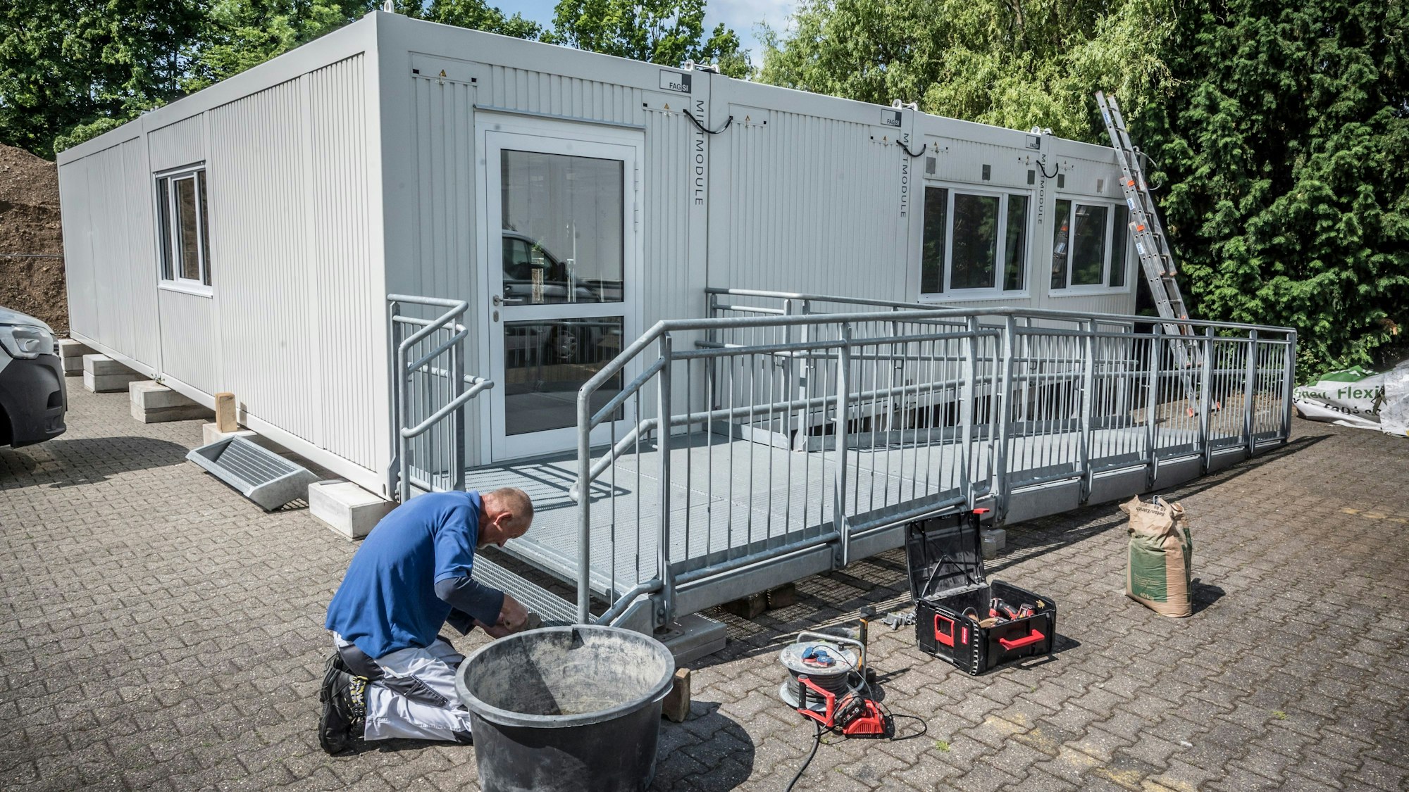 Die Container, in denen vorübergehend die Ausstellung des Naturguts unterkommt