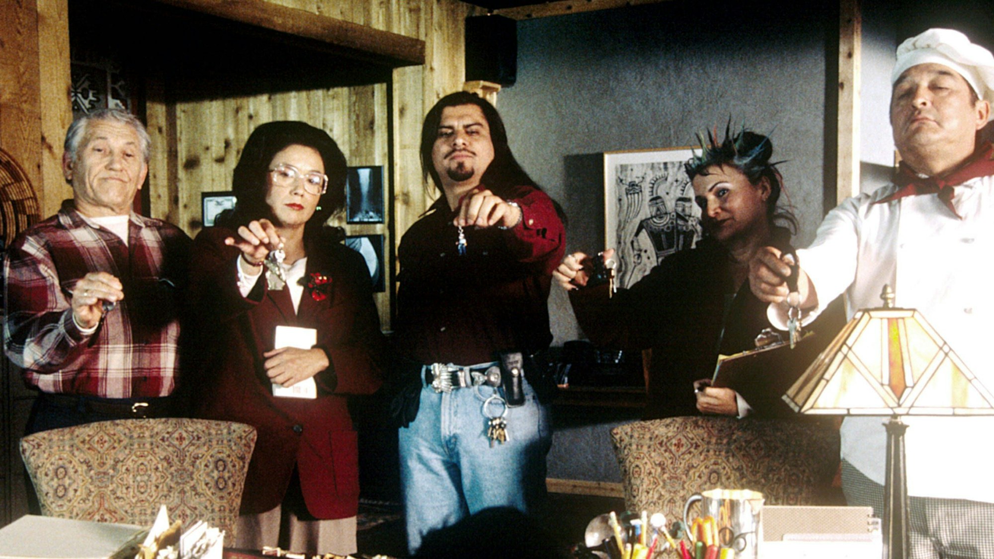 Sam Vlahos, Sheila Tousey, Jonathan Joss (m), Shirley Cheechoo und Graham Greene im Film „Christmas in the Clouds“.