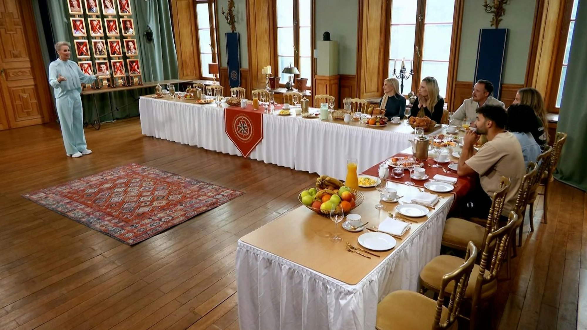 Das letzte gemeinsame Frühstück bei „Die Verräter“. Ralf Bauer verpasste es, weil er zum letzten Mordopfer der Verräterinnen geworden war. (Bild: RTL)