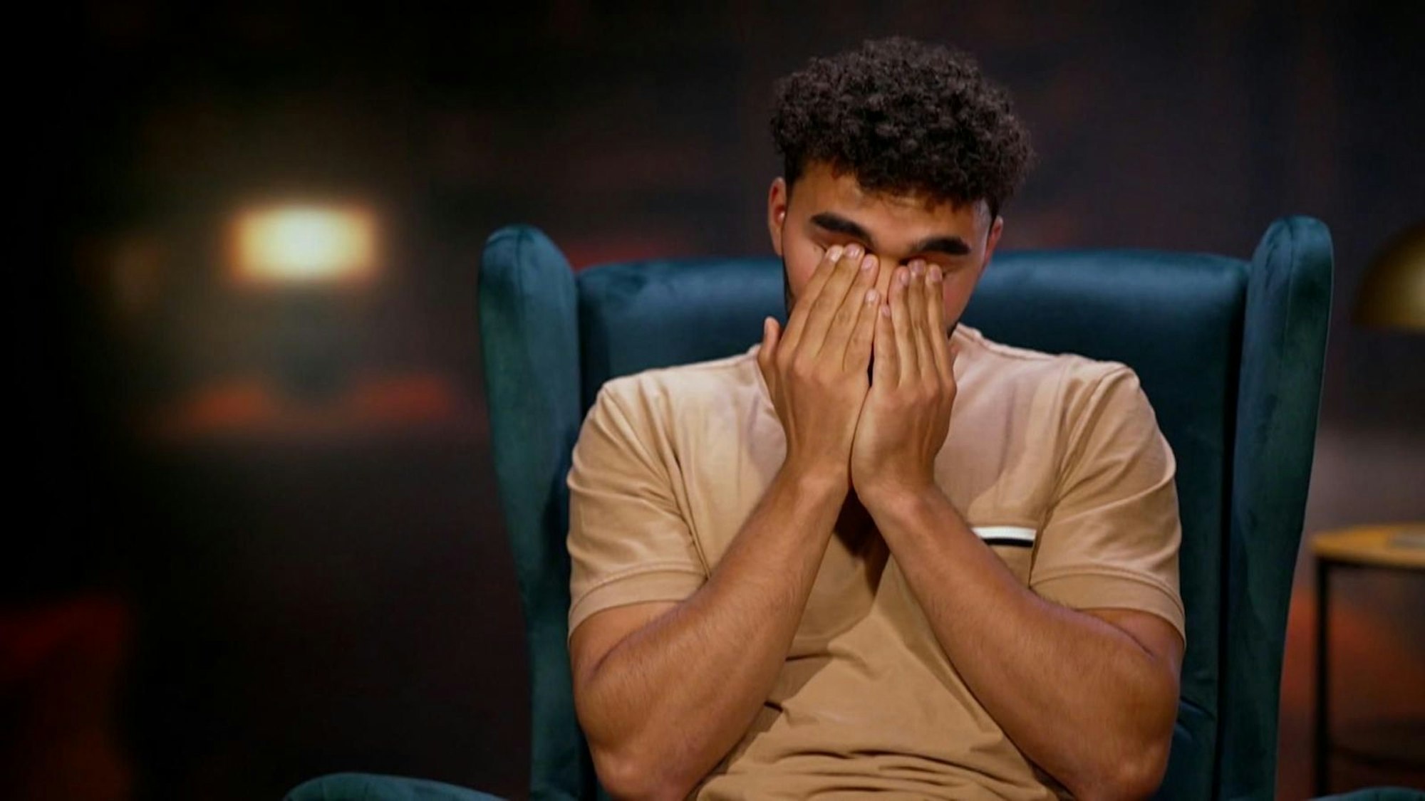 Für Younes Zarou brach eine Welt zusamen, als er - endlich und schmerzhaft - erfuhr, welch übles Spiel bei „Die Verräter“ (RTL) mit ihm gespielt worden war. (Bild: RTL)
