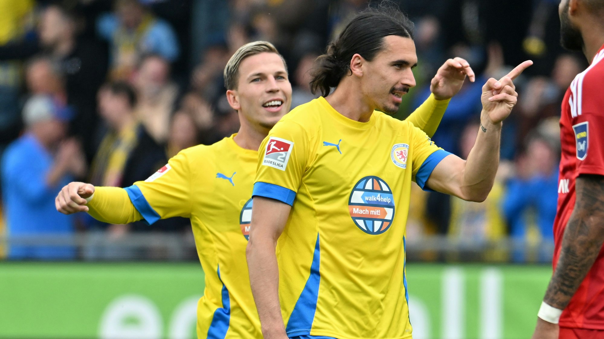 Braunschweigs Rayan Philippe (r) feiert mit Braunschweigs Lino Tempelmann sein Tor zum 2:1 gegen Fortuna Düsseldorf.