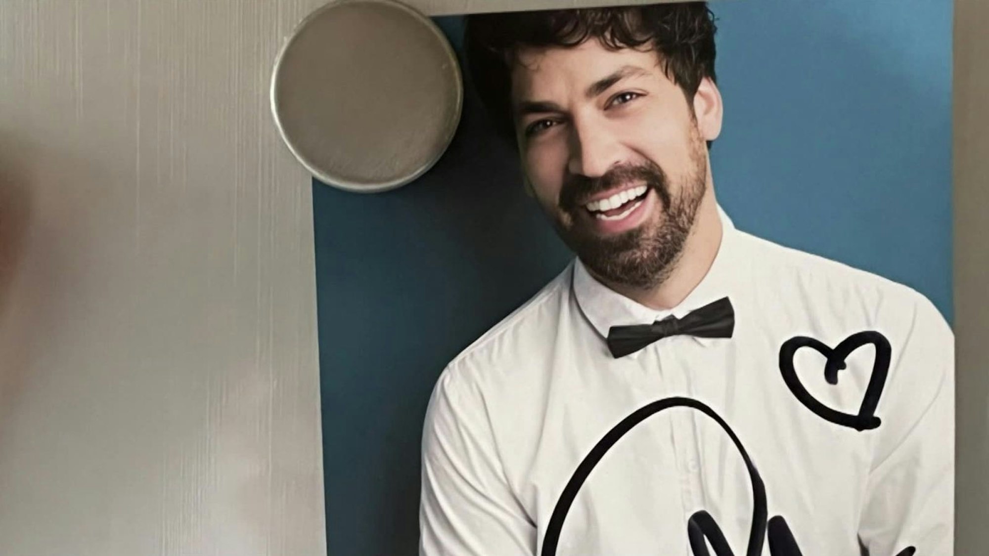 Matthias Rödder ist bekannt aus Serien wie „Lindenstraße“, „GZSZ“ oder auch „112 - Sie retten dein Leben“. In der Doku spricht er über seine Erfahrungen mit dem Scam. (Bild: Sky / The Thursday Company)