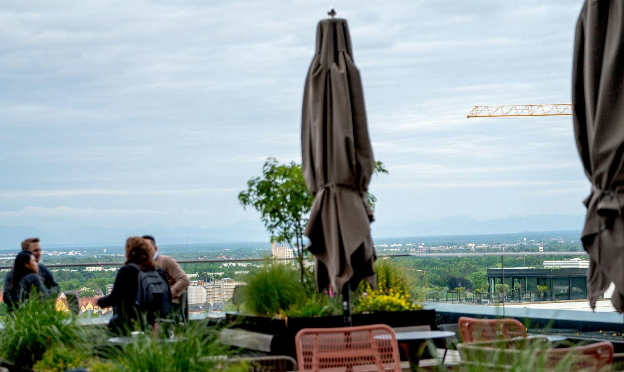 Wenn das Wetter gut ist, dann sieht man sogar die Berge von der Rooftop-Bar des «Fitzroy» in München. (Archivbild)