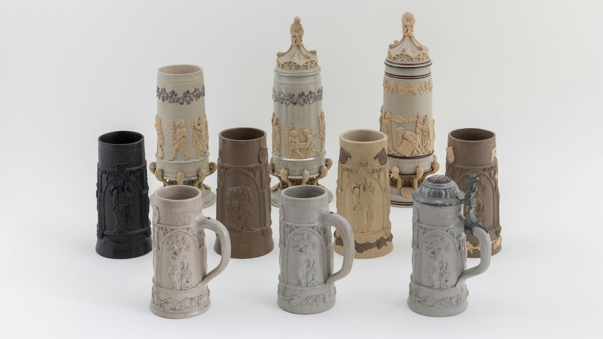 Köln, Dombauarchiv, Mettlacher Kölner Dombecher, Feinsteinzeug