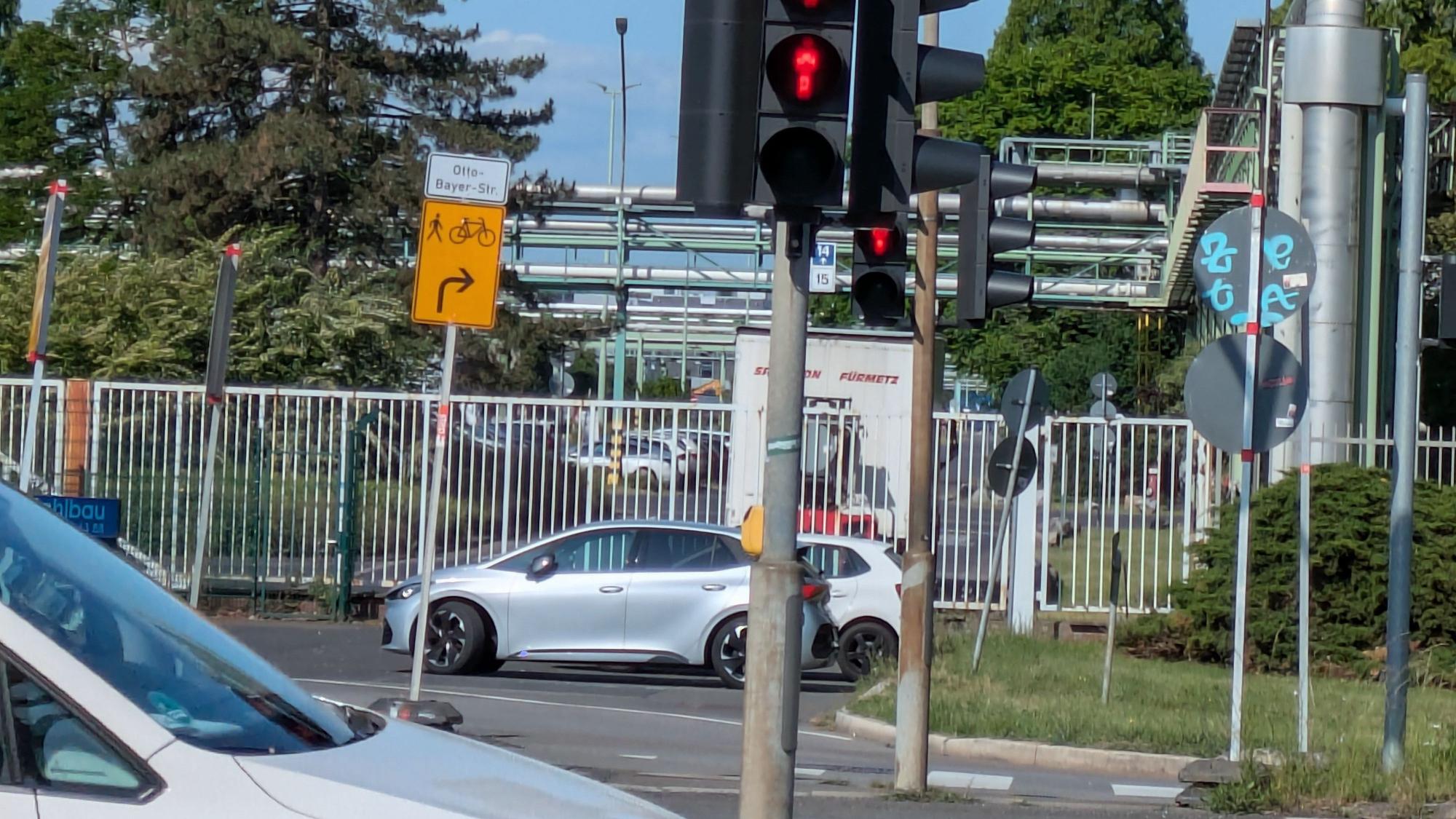 Ein Umleitungsschild für Radfahrer und Fußgänger