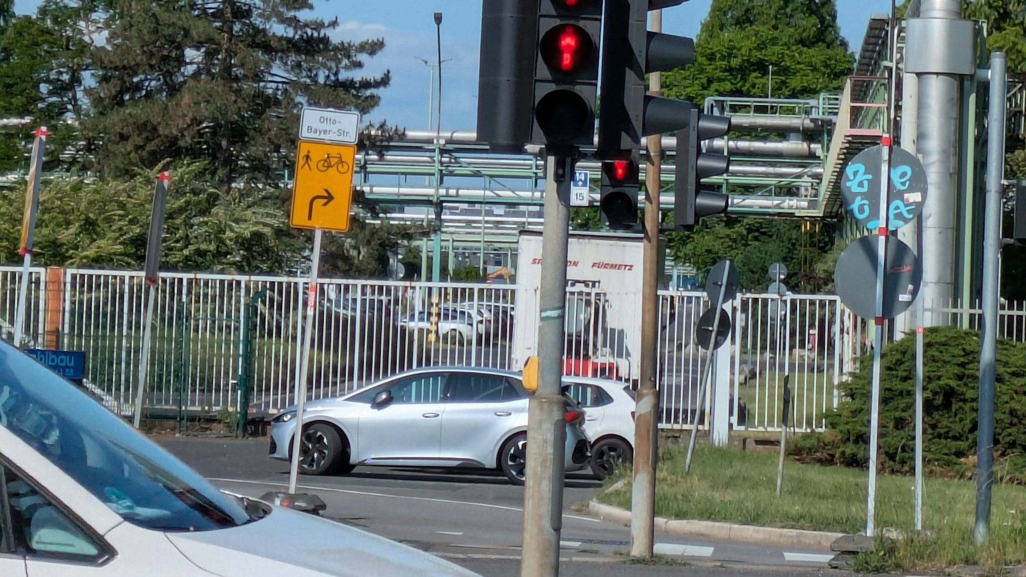 Ein Umleitungsschild für Radfahrer und Fußgänger