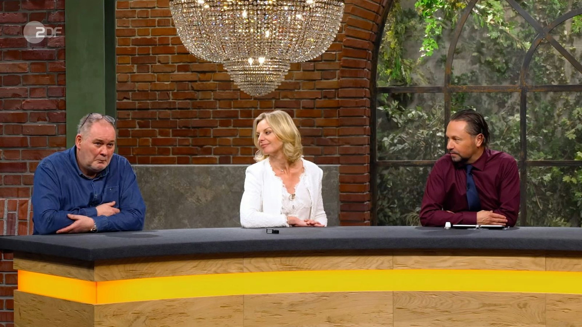 „Dass ich als FC-Fan so was kaufe ...“, war Walter Lehnertz (links, mit Susanne Steiger und Wolfgang Pauritsch) über sich selbst überrascht. (Bild: ZDF)