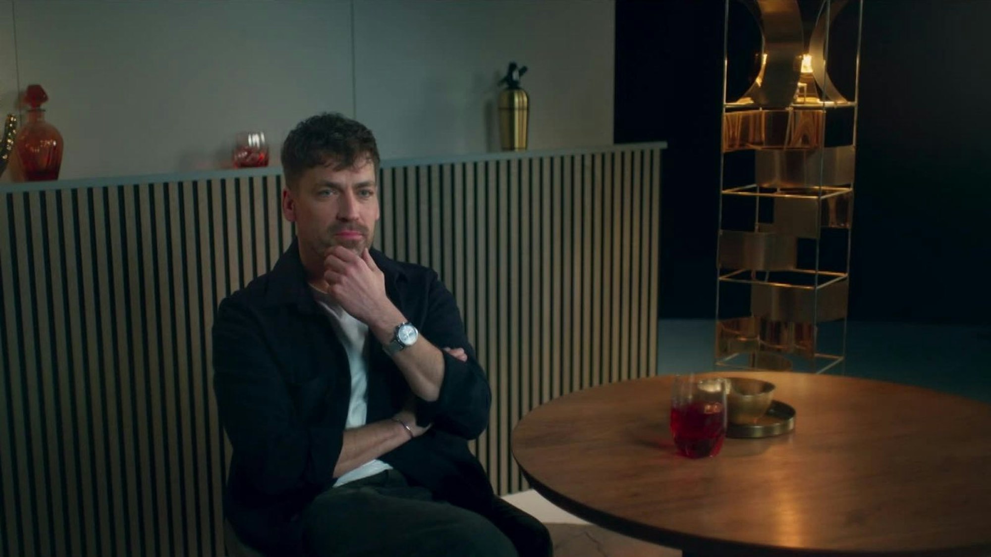 Schauspieler und Sänger Matthias Rödder wurde Opfer eines Betrügers. In der dreiteiligen Sky Original Doku-Serie „Love Scam - Die Geschichte eines unglaublichen Betrugs“ spricht der Schauspieler erstmals vor der Kamera über den Scammer Dennis W. (Name wurde von Sky geändert). (Bild: Sky / The Thursday Company)