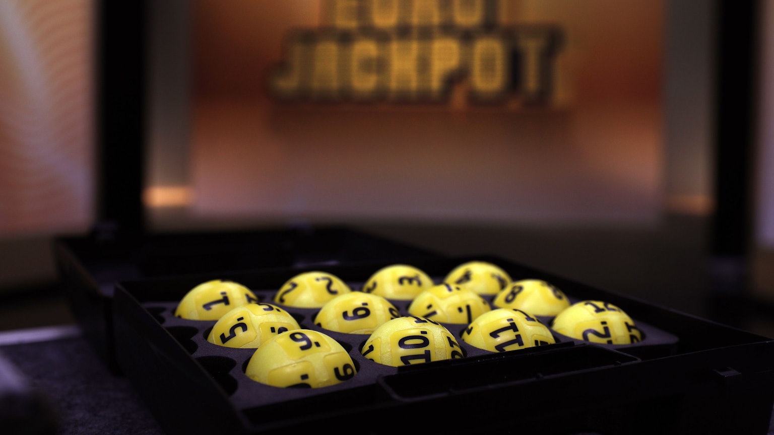 Bei der Ziehung von Eurojackpot am Freitag (30. Mai 2025), tippte ein Spielteilnehmer aus Niedersachsen die gezogenen Gewinnzahlen 4, 5, 26, 29 und 43 sowie die beiden Eurozahlen 5 und 9 richtig. In der Gewinnklasse 1 erhält der Neu-Millionär nun 17,6 Millionen Euro.