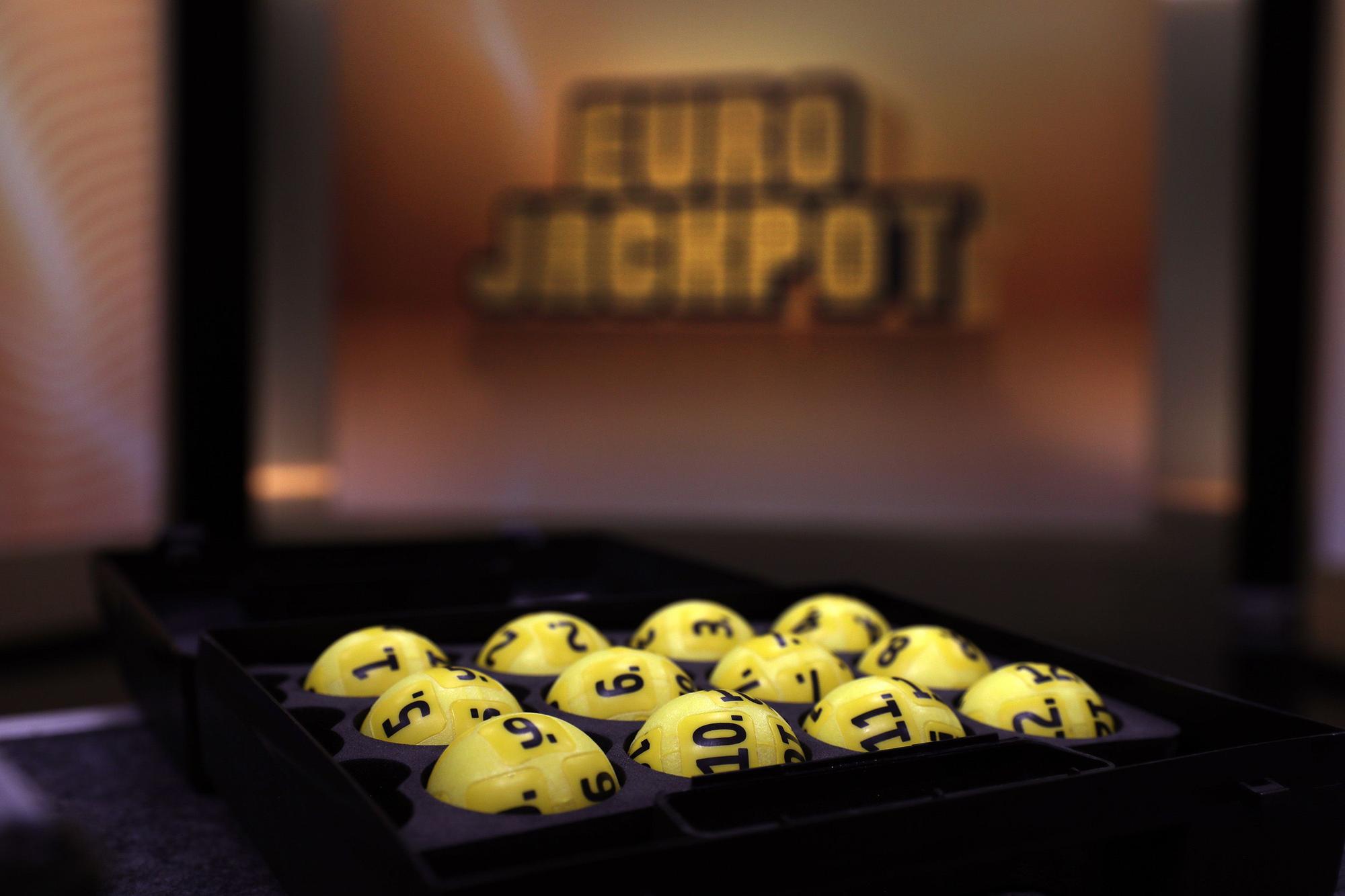 Bei der Ziehung von Eurojackpot am Freitag (30. Mai 2025), tippte ein Spielteilnehmer aus Niedersachsen die gezogenen Gewinnzahlen 4, 5, 26, 29 und 43 sowie die beiden Eurozahlen 5 und 9 richtig. In der Gewinnklasse 1 erhält der Neu-Millionär nun 17,6 Millionen Euro.