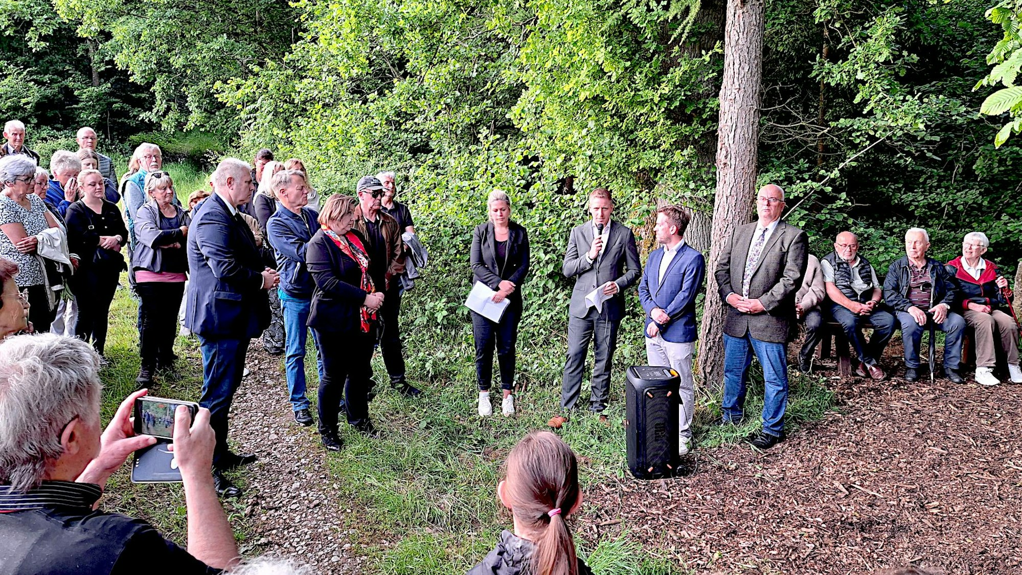 Das Bild von der Einweihung des Kreuzes zeigt einen Teil der Anwesenden.