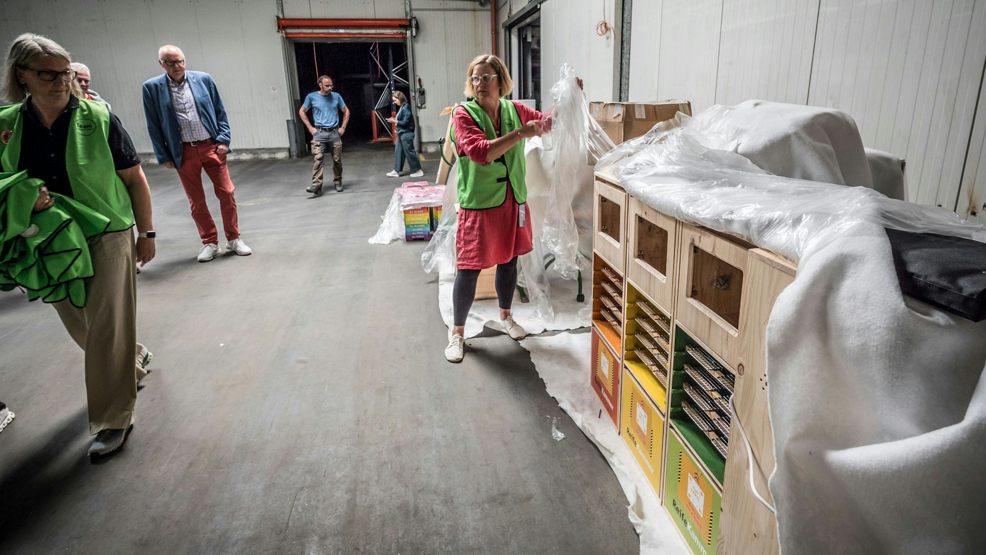 Die neuen Ausstellungselemente des Schulbiologiezentrums liegen schon in den Hallen der Bananenreiferei Pott.