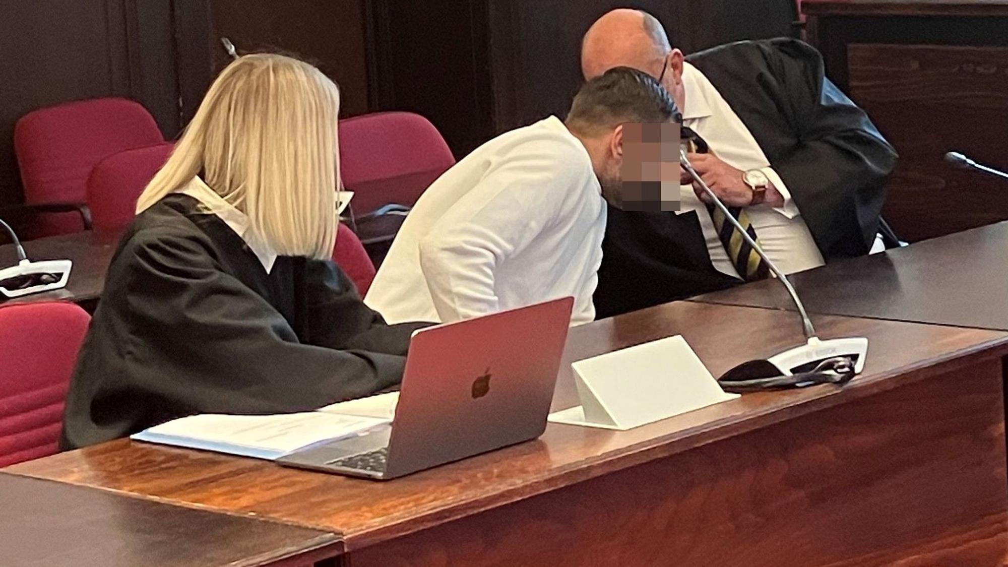 Verteidiger Uwe Krechel spricht zum Angeklagten, seine Kollegin hört zu.