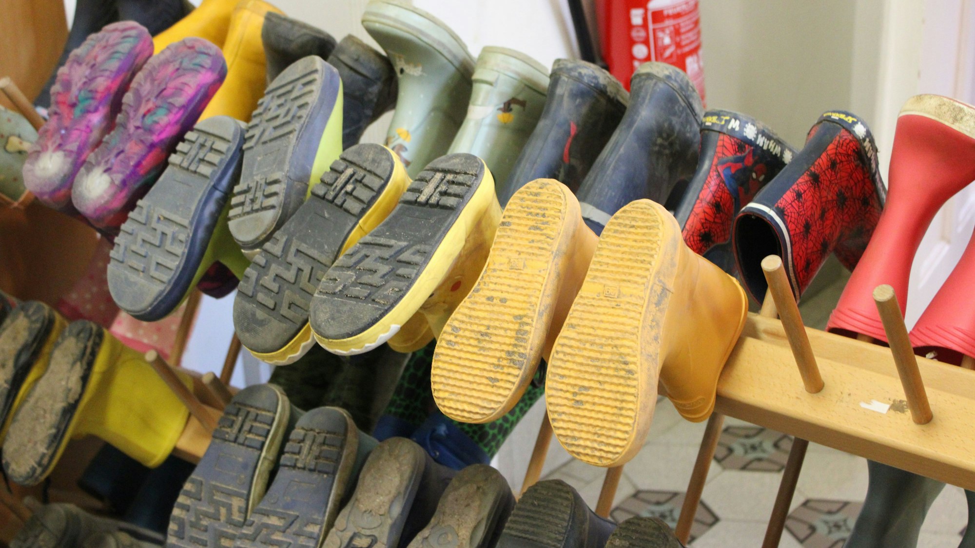 Schuhregal in der Sankt Augustiner Kita Grashüpfer