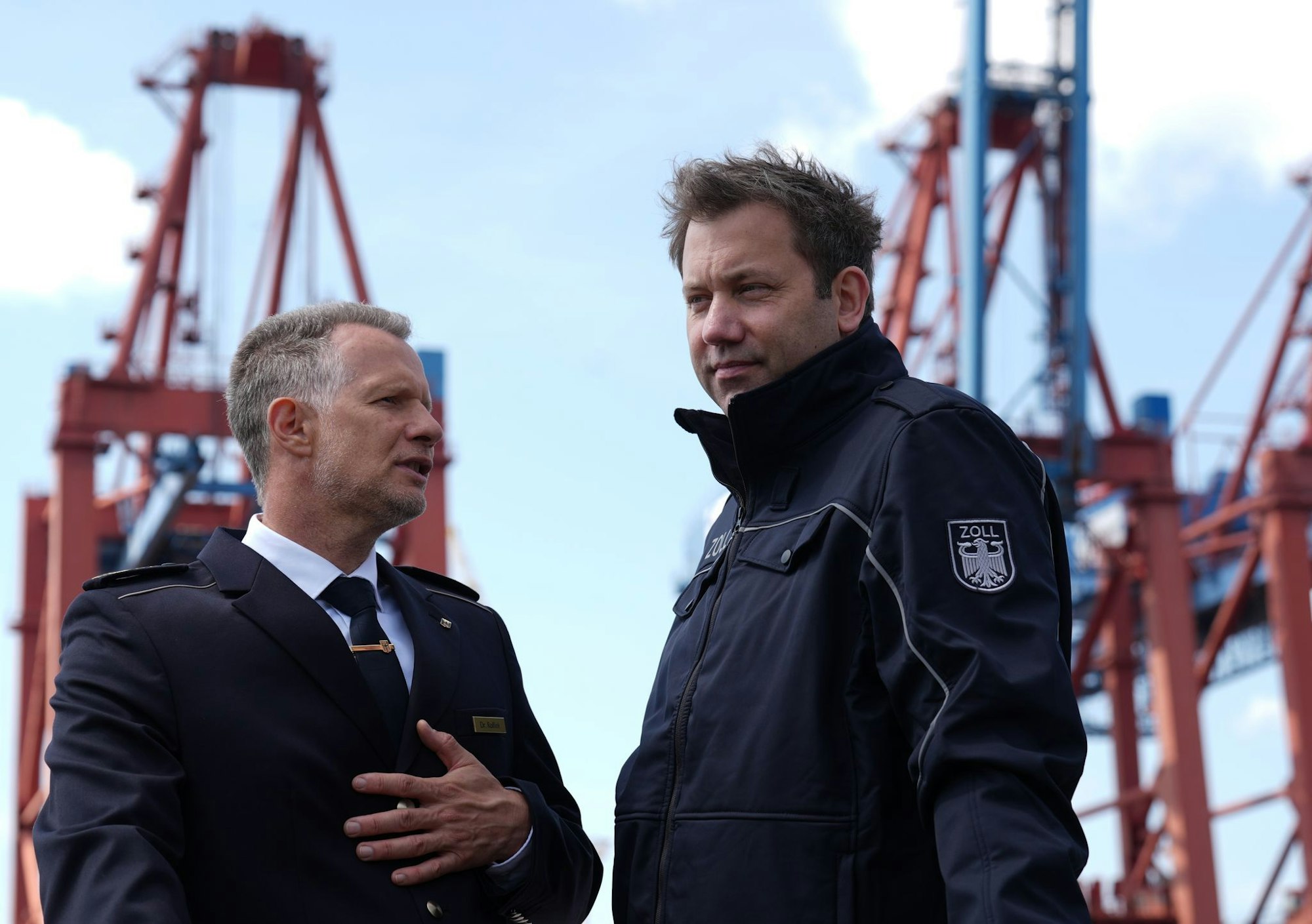Zollpräsident Rolfink und Finanzminister Klingbeil (r) sind auf einem Schiff durch den Hamburger Hafen gefahren.