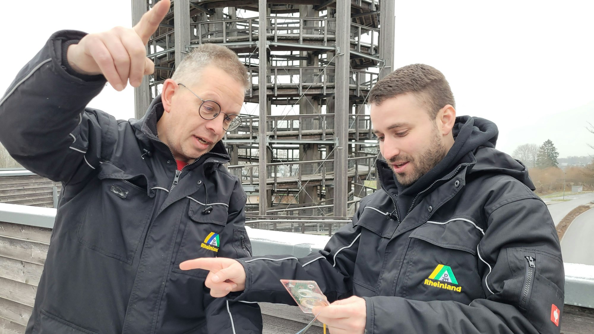 Panarbora-Sprecher Patrick Mielke (links) und Kevin Deppe, Leiter des Naturerlebnisparks in Waldbröl, bereiten sich aufs Geocaching vor.