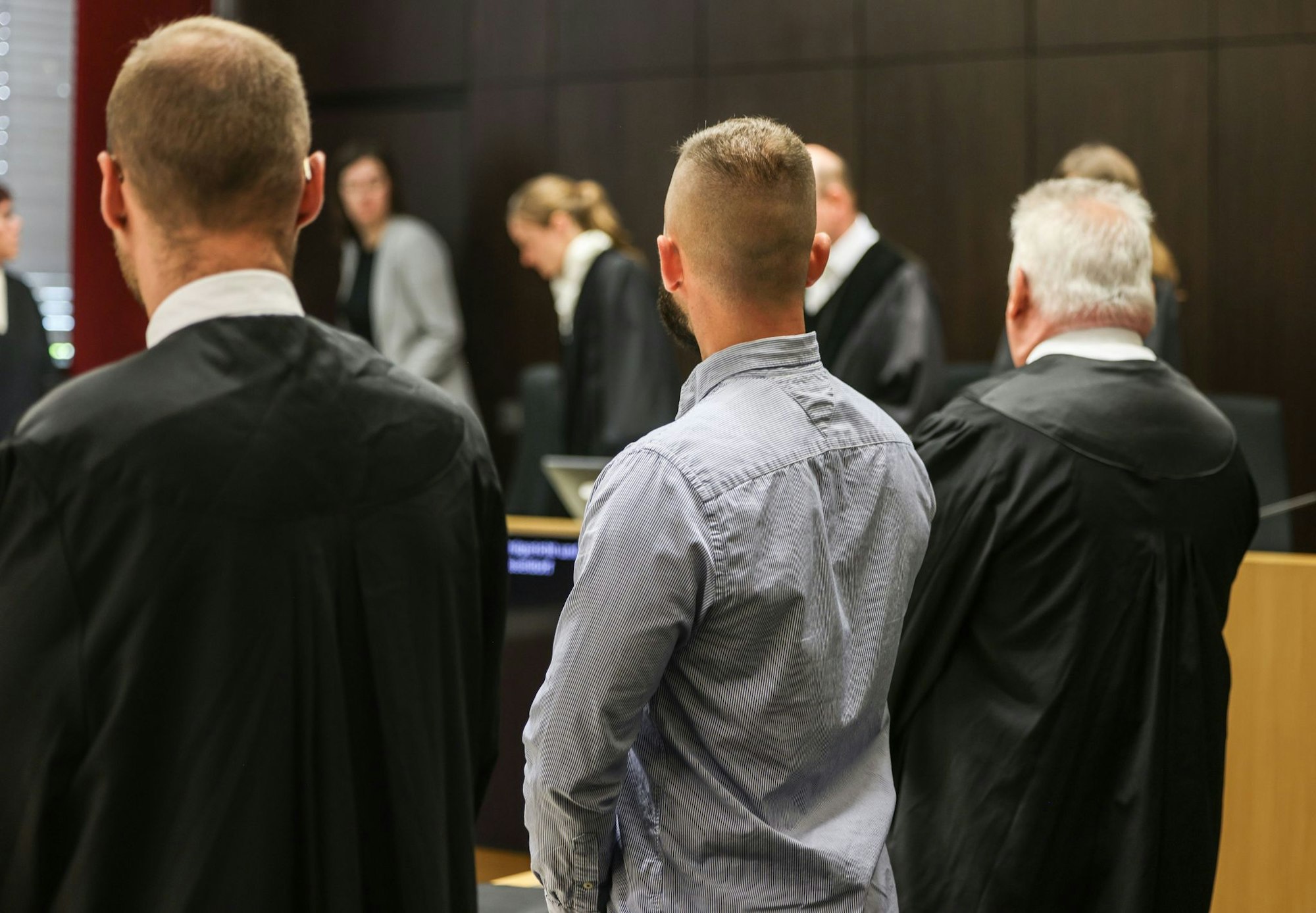 Polizist (27) auf der Anklagebank: Er soll einem unbewaffneten Flüchtenden in den Rücken geschossen haben. (Archivbild)