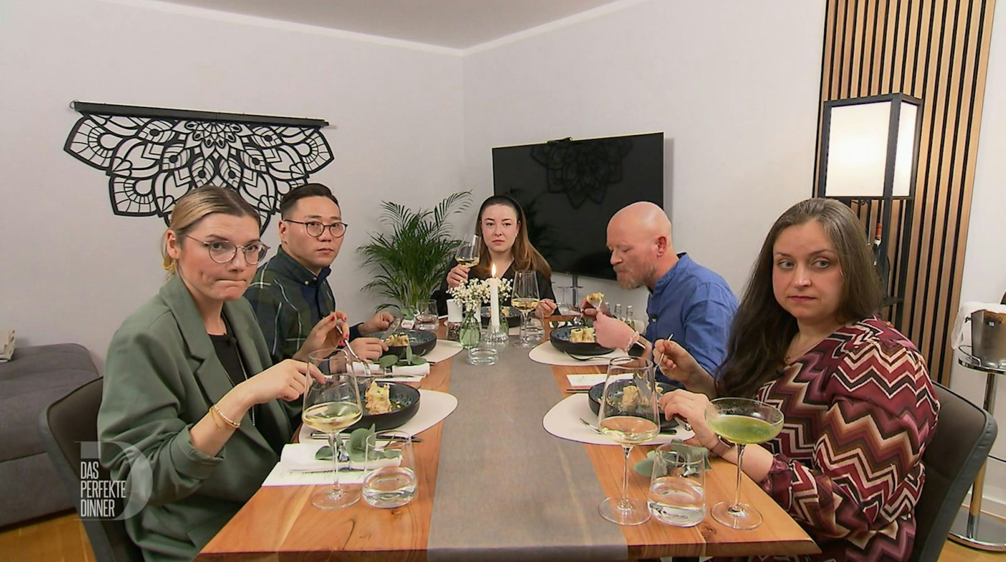Die skeptischen Mienen trügen: An Tag 2 vergibt die Stuttgarter „Dinner“-Truppe 36 Punkte an Liana (27). (Bild: RTL)