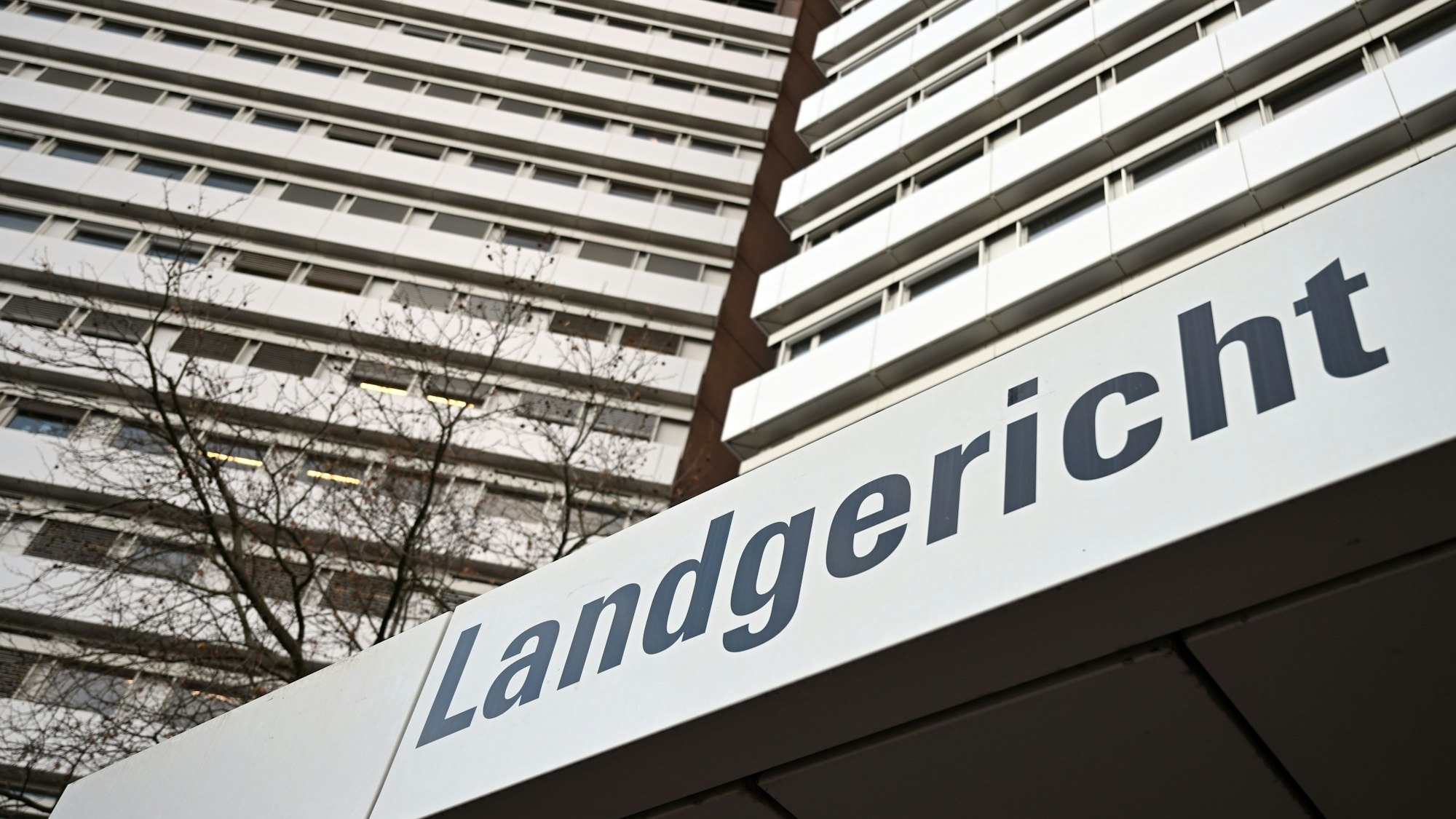 Ein Schild weist auf das Landgericht Köln hin.