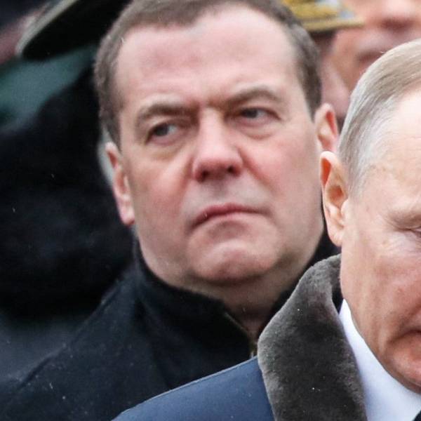 Wladimir Putin zusammen mit Ex-Präsident Dmitri Medwedew bei einer Gedenkveranstaltung. Der Kremlchef schweigt nach dem ukrainischen Großangriff weiter. Medwedew nicht. (Archivbild)
