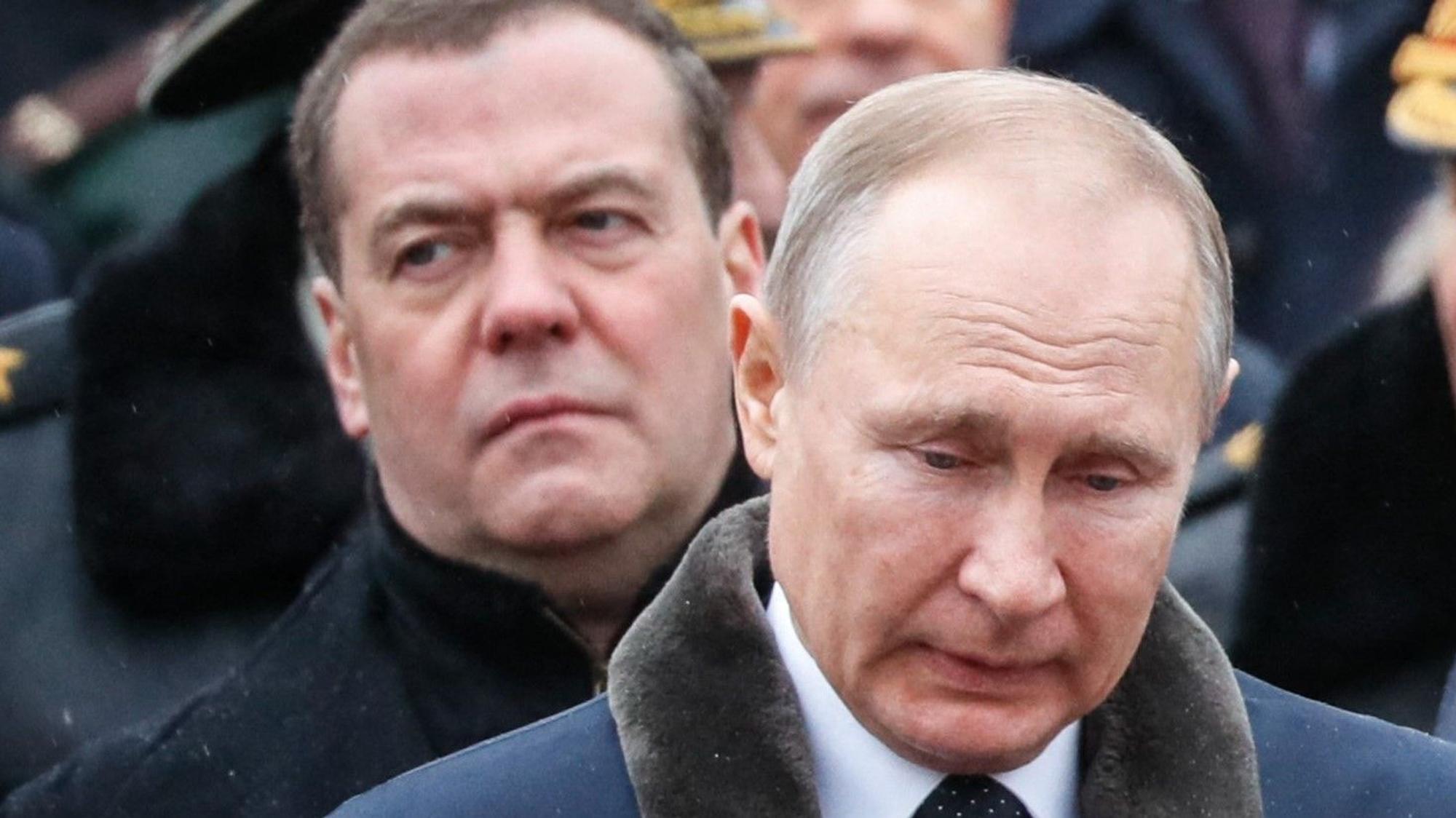 Wladimir Putin zusammen mit Ex-Präsident Dmitri Medwedew bei einer Gedenkveranstaltung. Der Kremlchef schweigt nach dem ukrainischen Großangriff weiter. Medwedew nicht. (Archivbild)