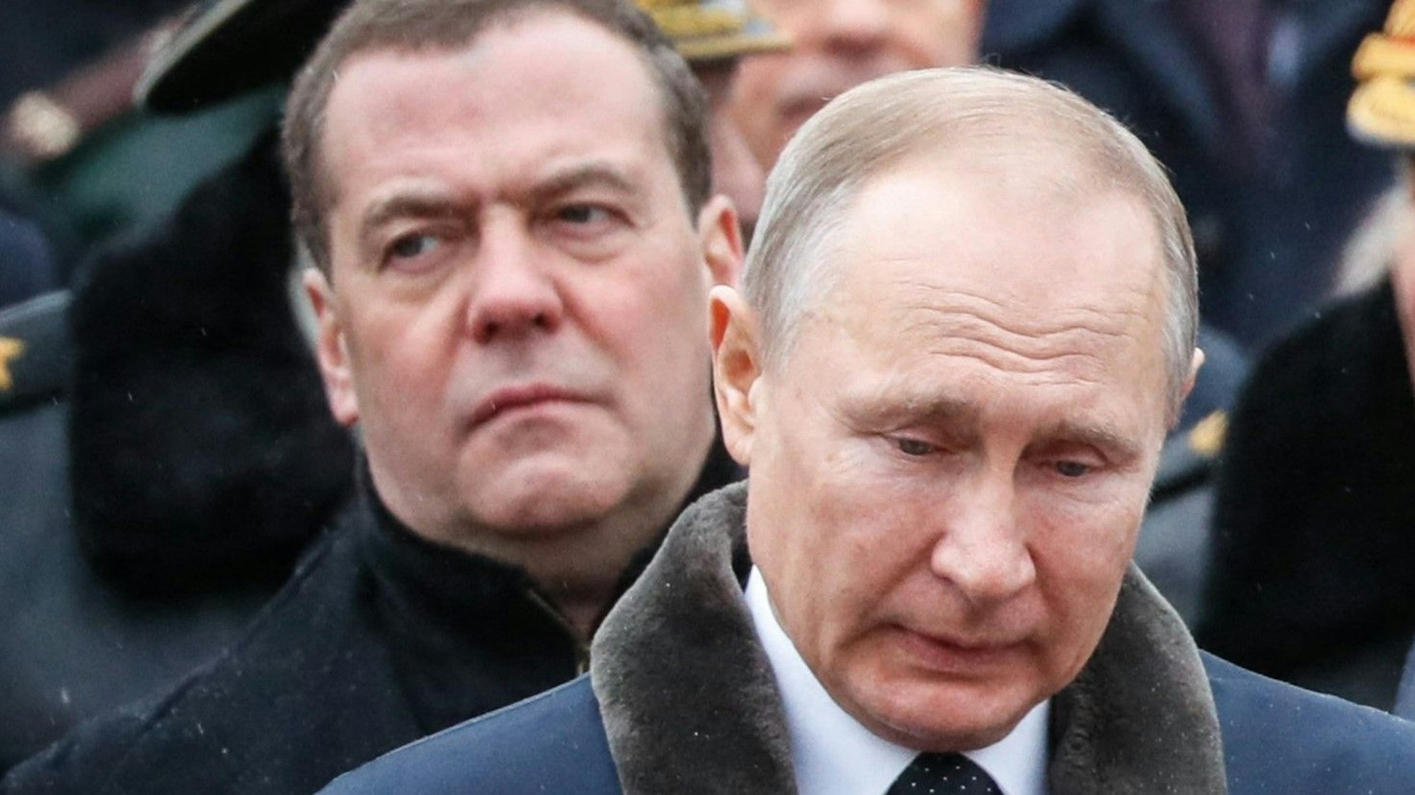 Wladimir Putin zusammen mit Ex-Präsident Dmitri Medwedew bei einer Gedenkveranstaltung. Der Kremlchef schweigt nach dem ukrainischen Großangriff weiter. Medwedew nicht. (Archivbild)