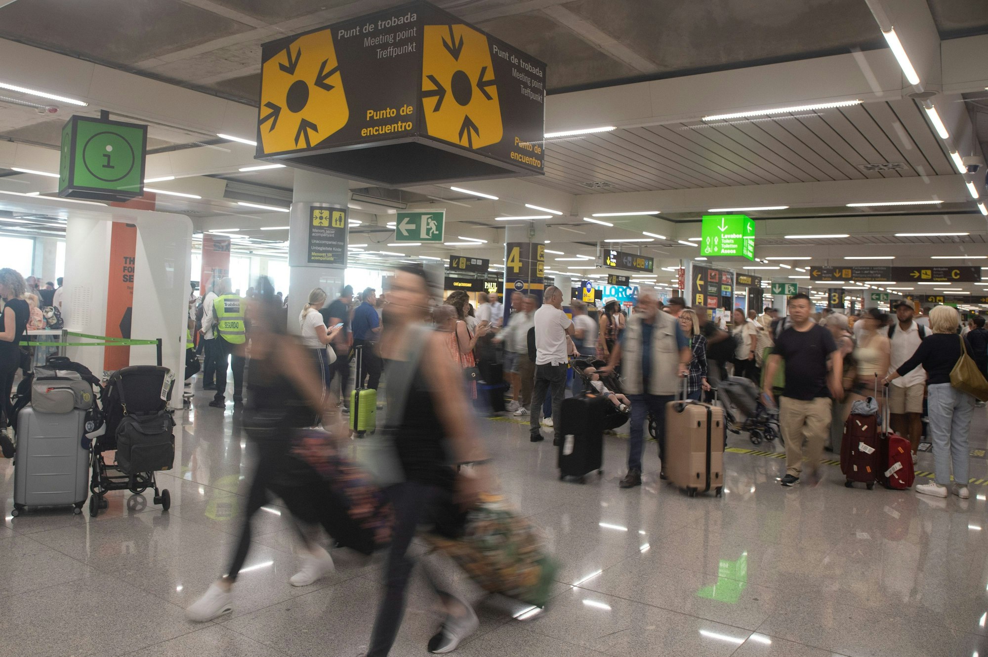 Die EU will die Entschädigungsgrenzen bei Flugverspätungen erhöhen; Verbraucherschützer warnen.