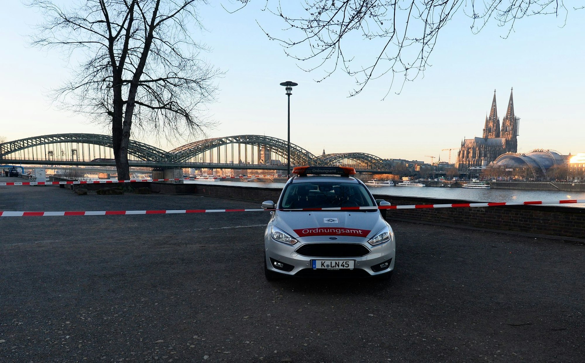 Schon 2020 musste die Hohenzollernbrücke wegen einer Bombenevakuierung gesperrt werden - so auch dieses Mal. (Archivbild)