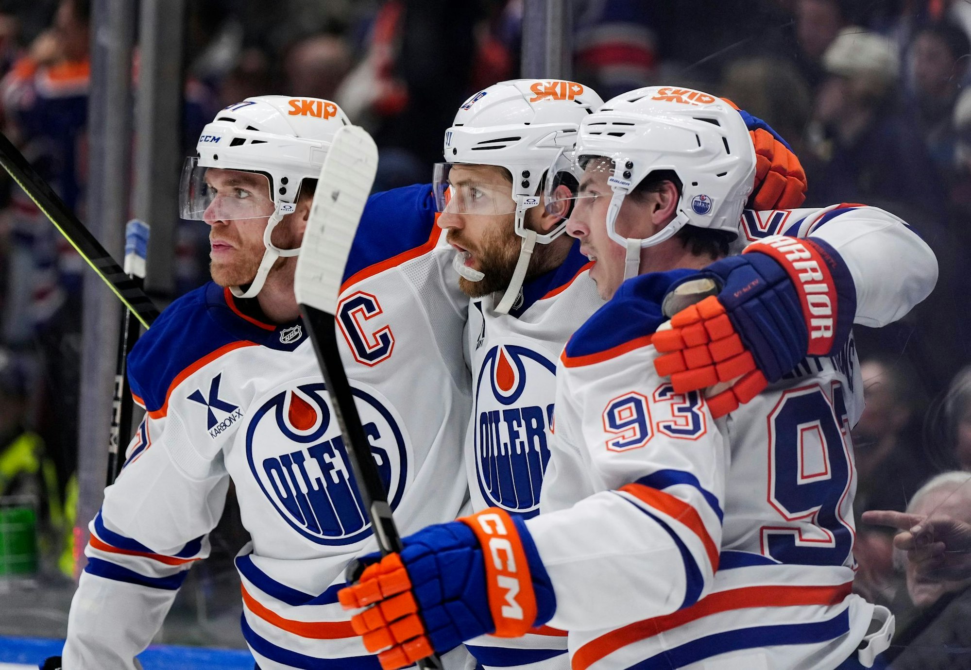 Auch Oilers-Kapitän Connor McDavid (l) wartet noch auf einen Stanley-Cup-Triumph