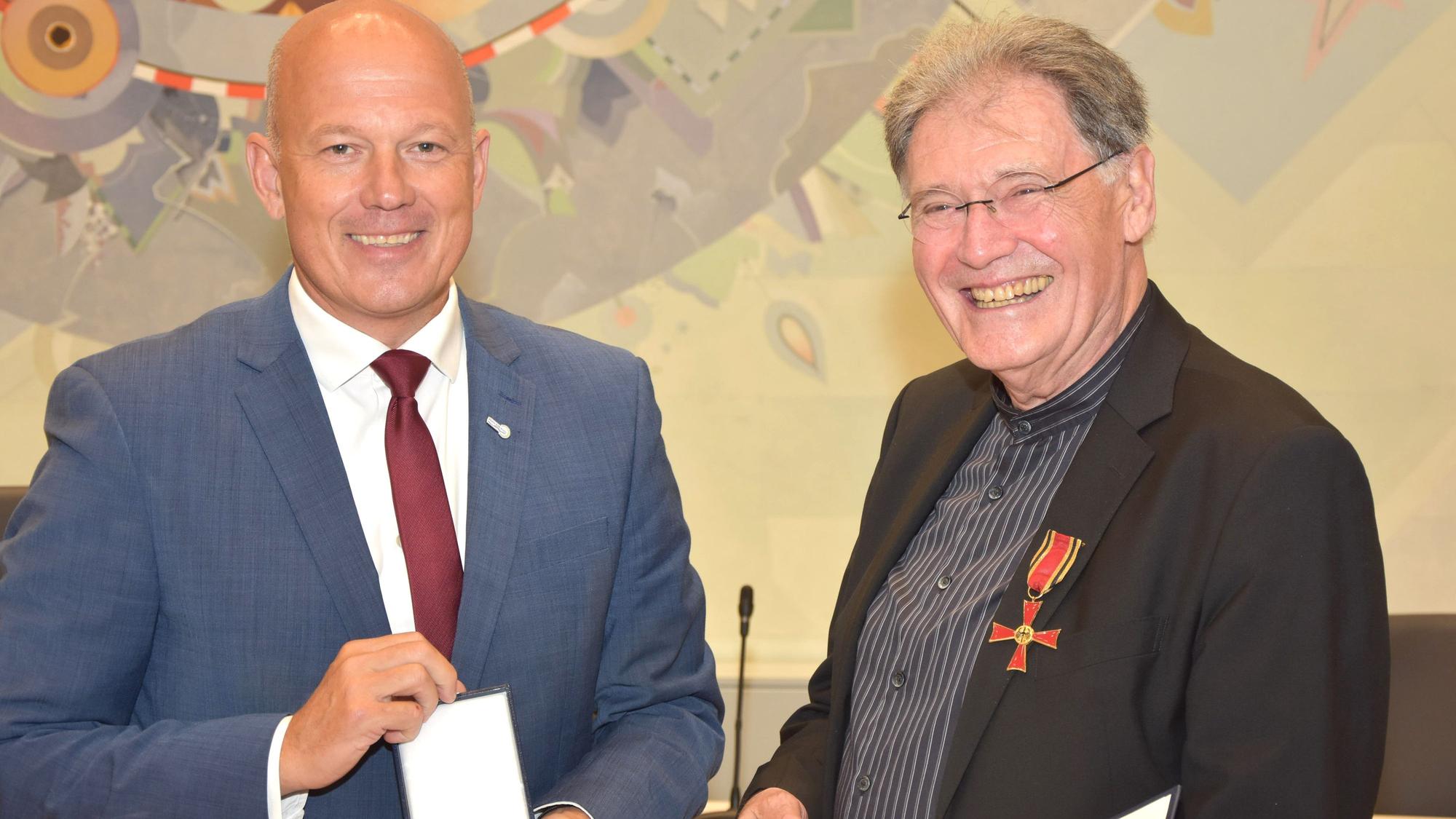 Auf dem Bild sind der Landrat Frank Rock und der ausgezeichnete Paul Stelkens zu sehen