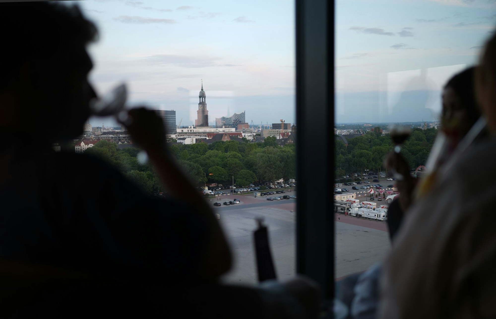 Der Blick über Hamburg aus der Bar «Karo & Paul» im Bunker in St. Pauli ist ein Erlebnis.