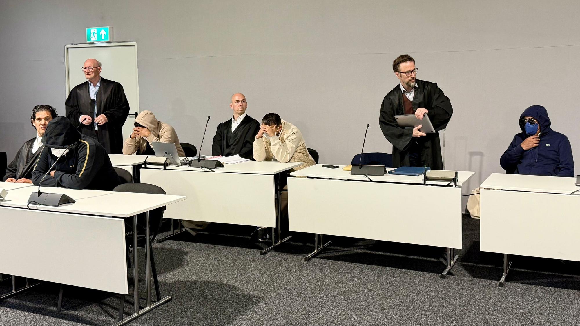 Die Angeklagten aus der Leverkusener Großfamilie im Kölner Landgericht