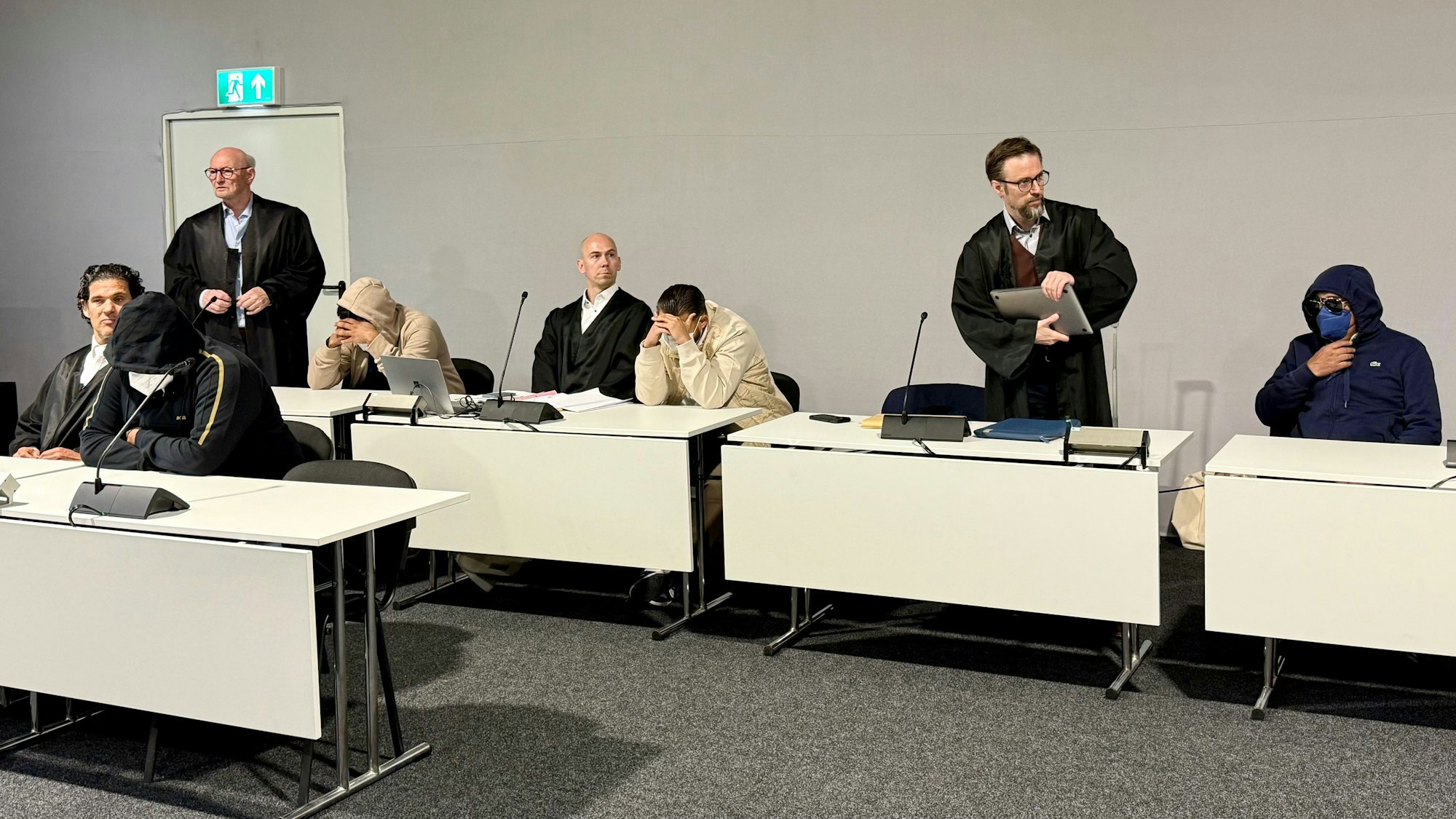 Die Angeklagten aus der Leverkusener Großfamilie im Kölner Landgericht