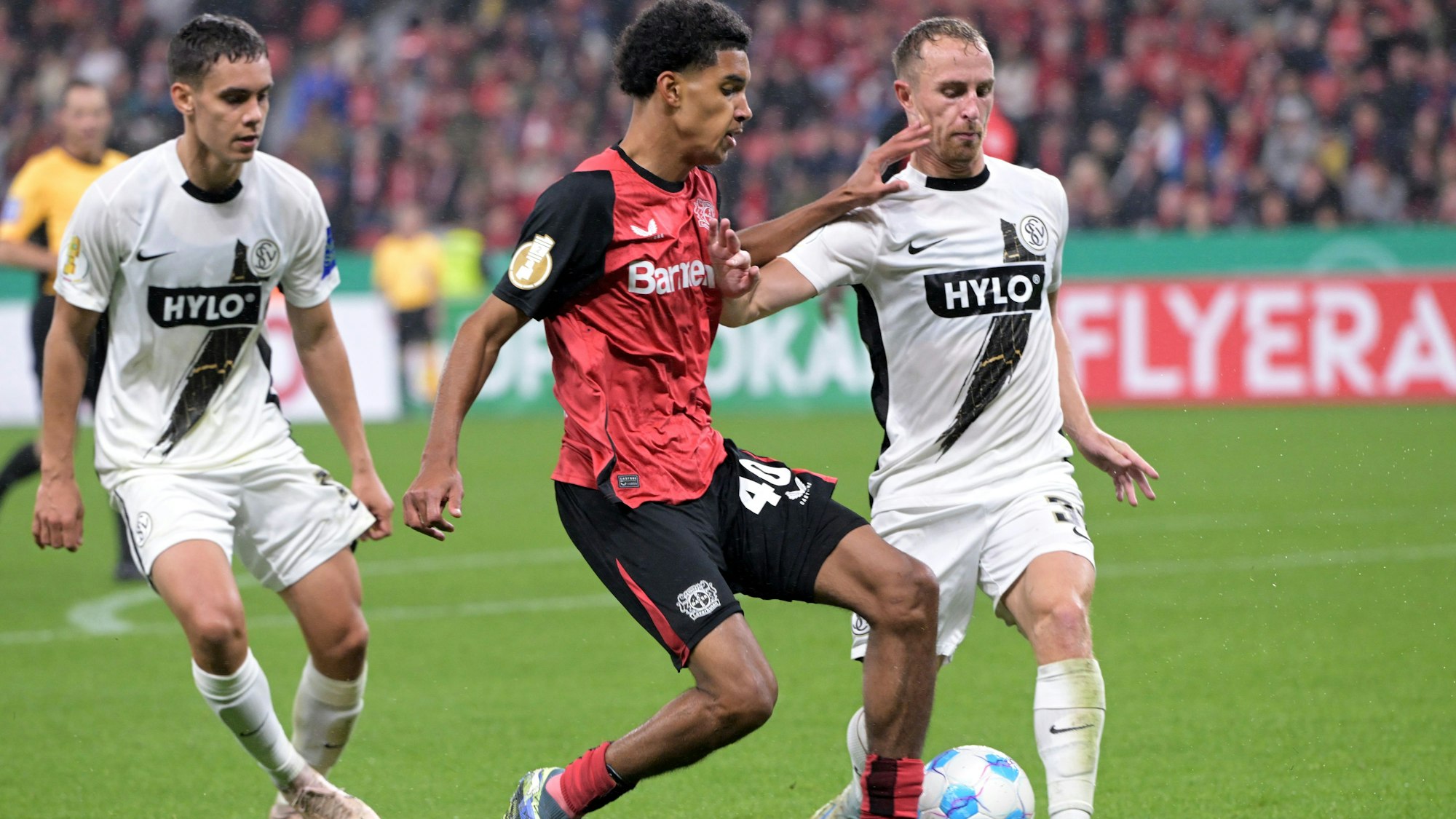 ARCHIV - 29.10.2024, Nordrhein-Westfalen, Leverkusen: Fußball: DFB-Pokal, Bayer Leverkusen - SV Elversberg, 2. Runde, in der BayArena, Leverkusens Francis Onyeka (v.l.) und Elversberg Maurice Neubauer kämpfen um den Ball. Leverkusens Talent Francis Onyeka (v.l.) spielt in der kommenden Saison für den VfL Bochum. (zu dpa: «Leverkusen verleiht Talent Onyeka nach Bochum») Foto: Federico Gambarini/dpa +++ dpa-Bildfunk +++