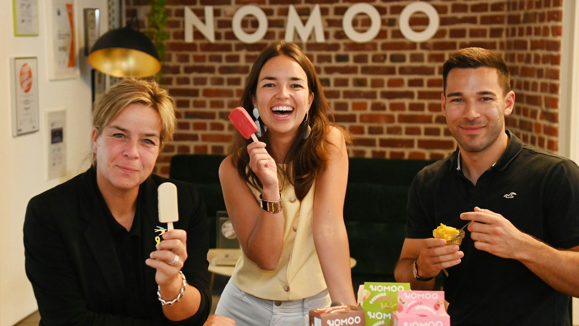 02.06.2025 Köln. NRW-Wirtschaftsministerin Mona Neubaur besucht den Kölner Eishersteller Nomoo. Das Gründer-Team Rebecca Göckel und Jan Grabow hat vor Jahren das NRW-Gründerstipendium erhalten, es war eine wichtige Grundlage ihres Unternehmertums. Foto: Alexander Schwaiger