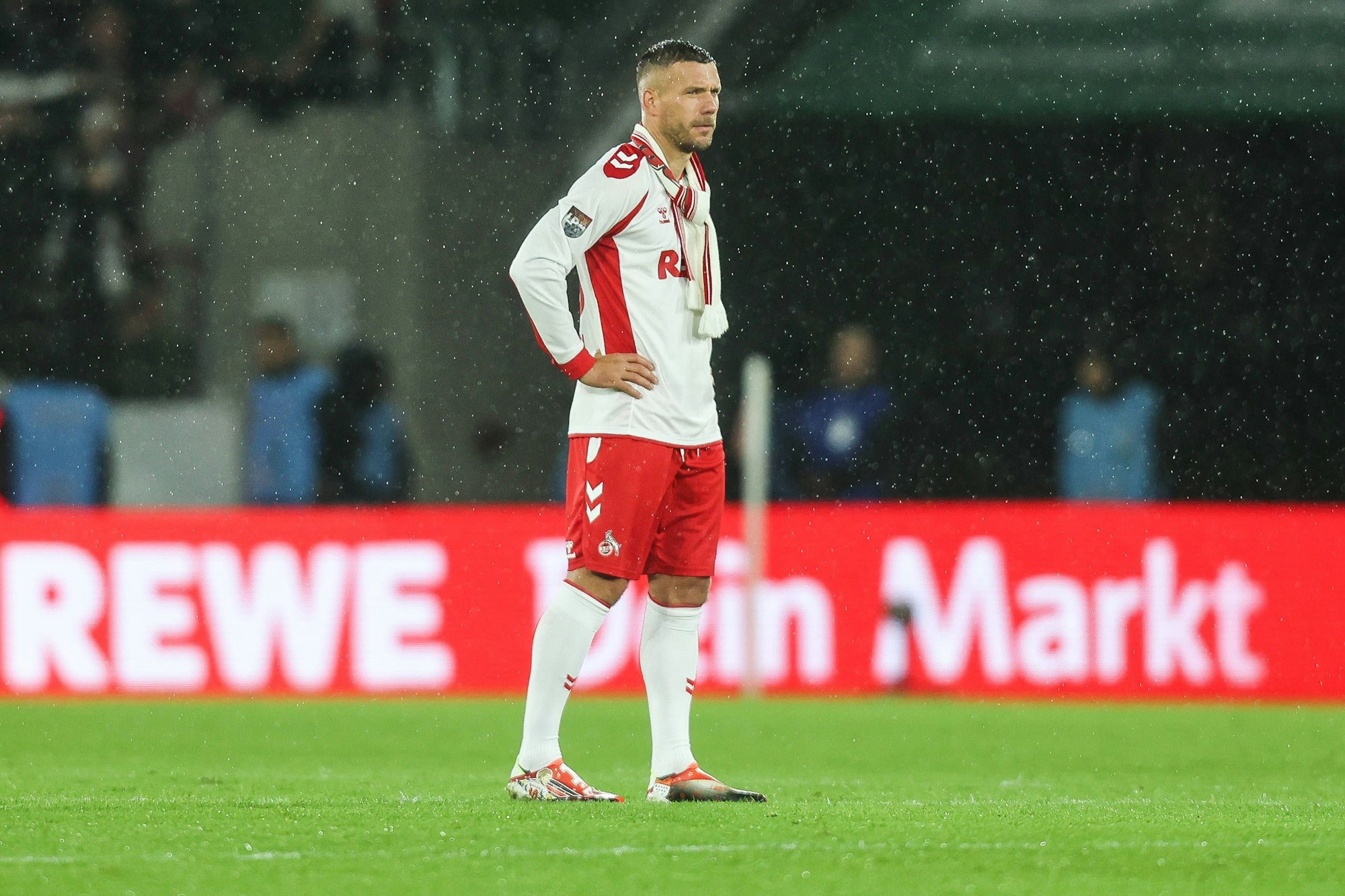 Lukas Podolski lässt bei seinem Danke-Spiel die Kulisse im Stadion auf sich wirken.