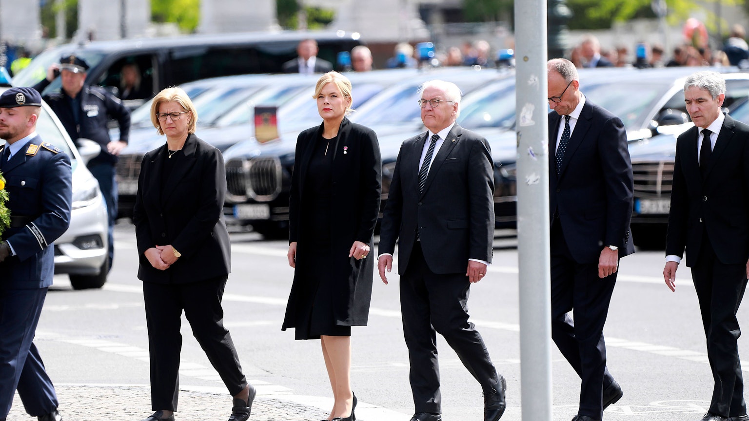 Bundestagspräsidentin Julia Klöckner und Bundespräsident Frank-Walter Steinmeier bei der Kranzniederlegung zum Gedenken an den 80. Jahrestag der Befreiung an der Neuen Wache in Berlin. (Archivfoto)