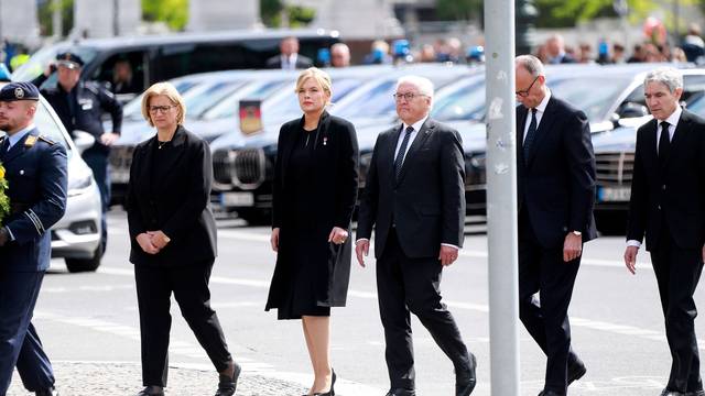 Bundestagspräsidentin Julia Klöckner und Bundespräsident Frank-Walter Steinmeier bei der Kranzniederlegung zum Gedenken an den 80. Jahrestag der Befreiung an der Neuen Wache in Berlin. (Archivfoto)