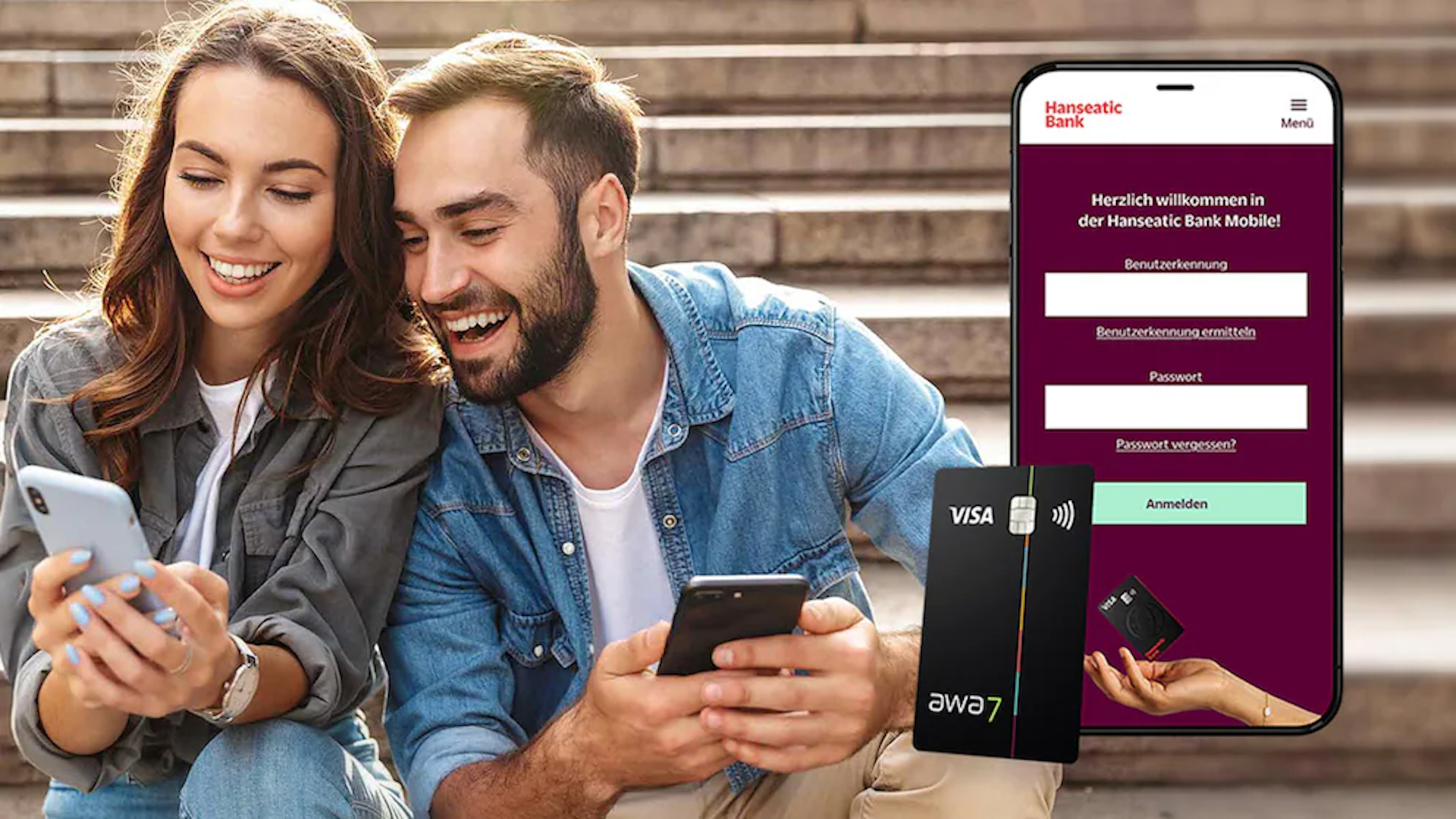 Mann und Frau nutzen die Hanseatic Bank Mobile App auf dem Smartphone für ihre awa7 Visakarte und lächeln dabei.