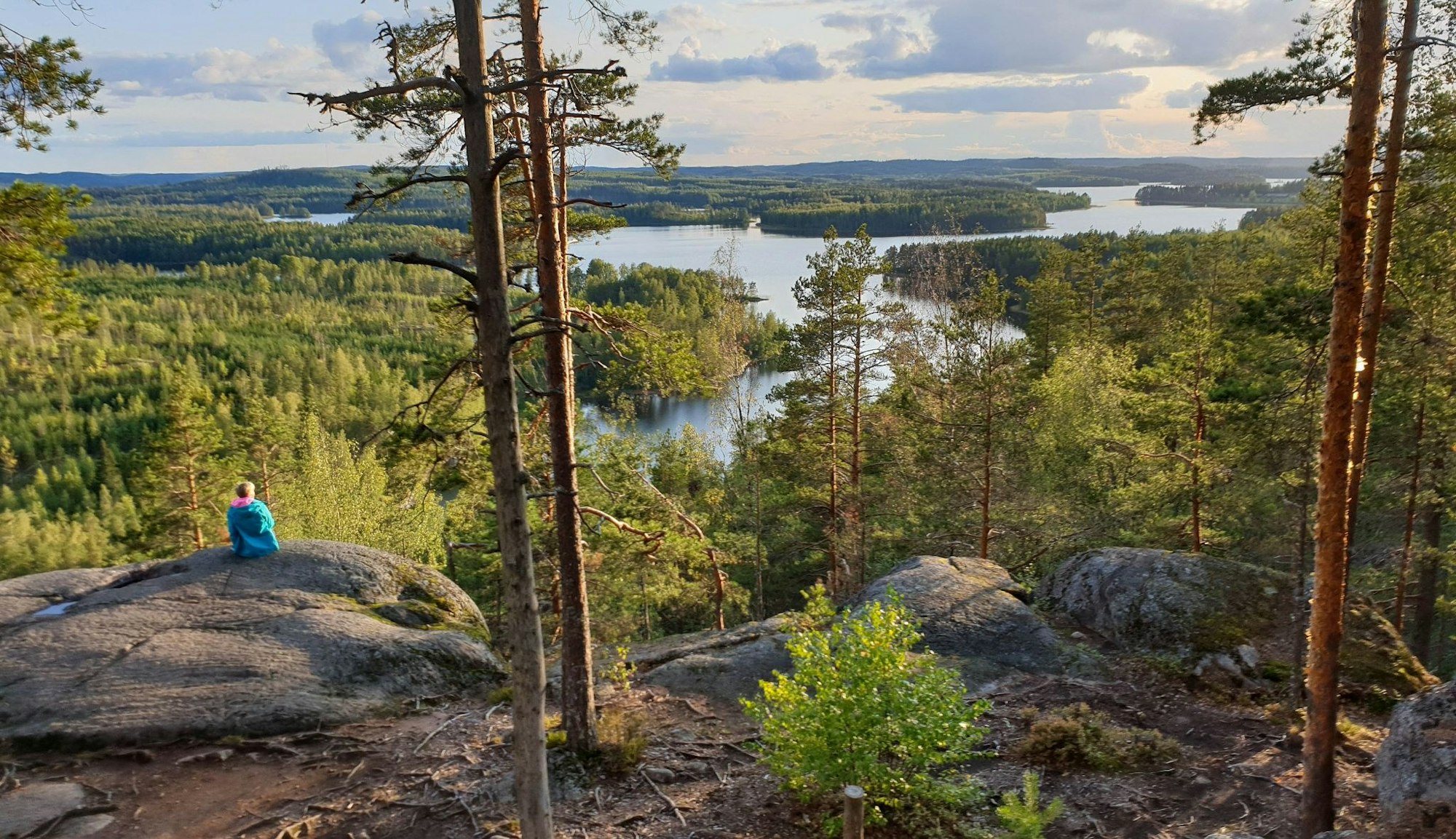 Bei Kanufahrten, Radtouren oder Wanderungen (wie hier auf dem Neitvuori-Panoramaweg) erkunden Sie die vielfältige Region.