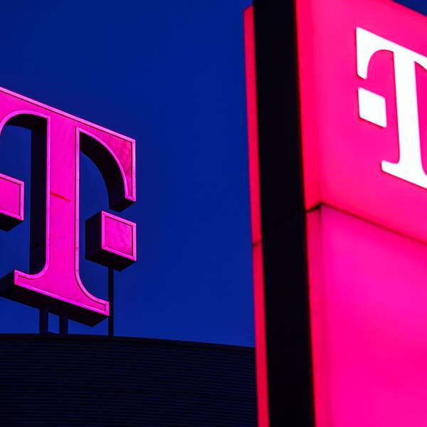 Logos der Deutsche Telekom leuchten auf der Zentrale des Unternehmens in Bonn.