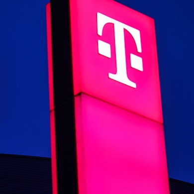 Logos der Deutsche Telekom leuchten auf der Zentrale des Unternehmens in Bonn.