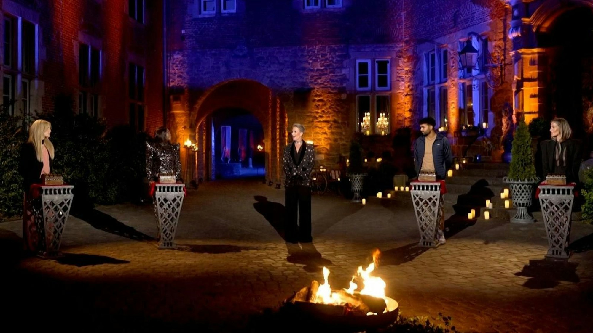 Im Schlosshof trat Younes bei der letzten Offenbarung gegen drei Verräterinnen an. Nur er glaubte noch immer an eine Chance. Der Influencer blieb bis zuletzt ahnungslos. (Bild: RTL)