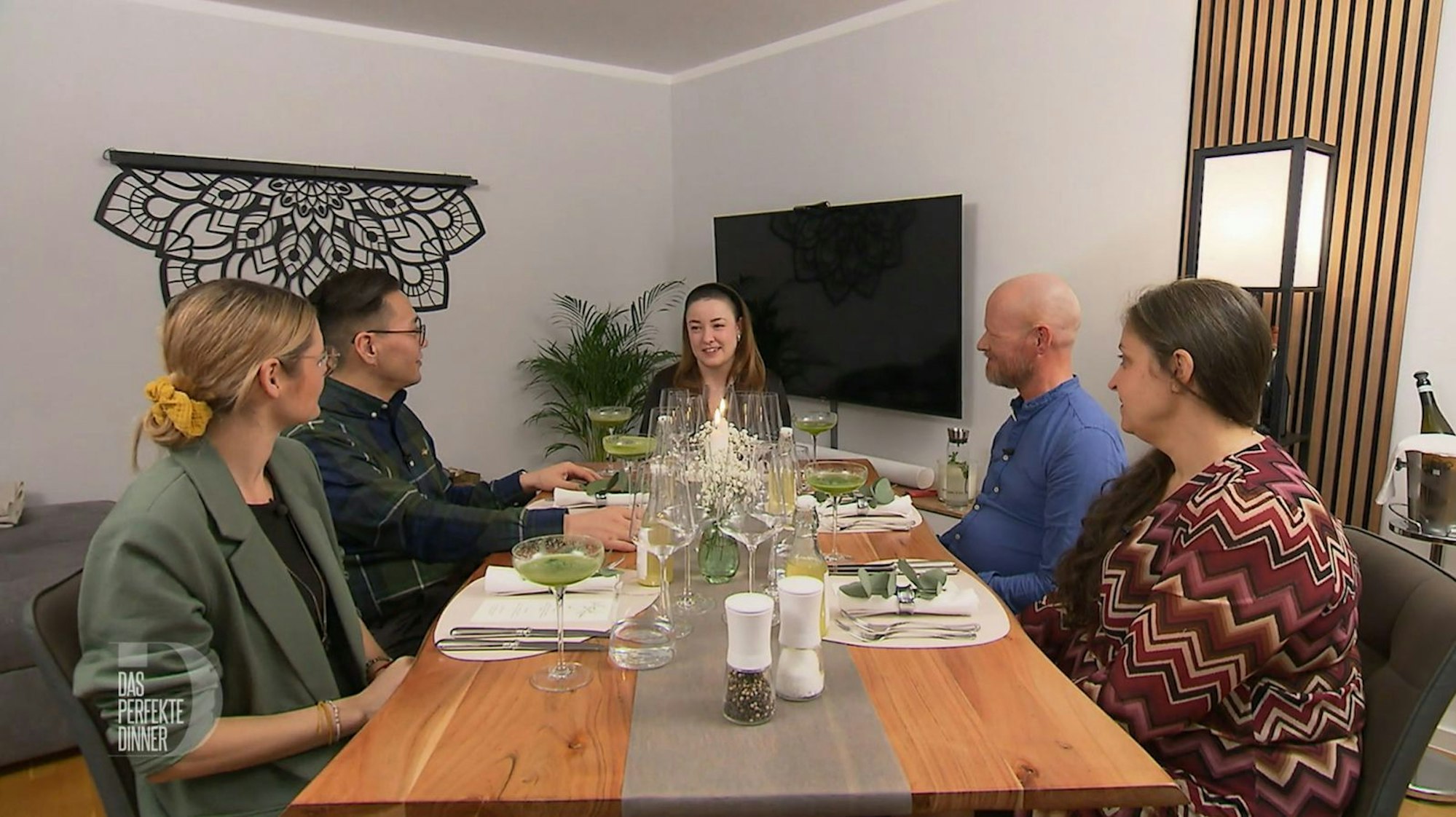 An Tag 2 trifft sich die Stuttgarter „Dinner“-Truppe bei Liana (27). (Bild: RTL)