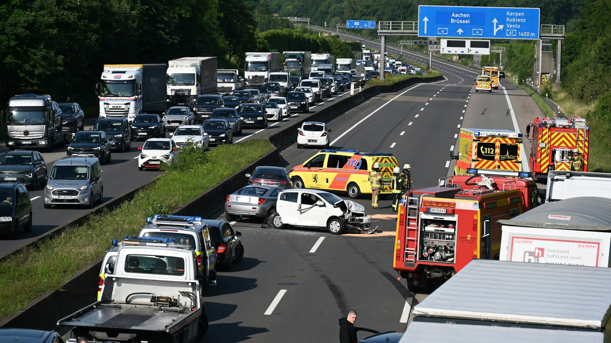Die Polizei richtete nach dem Unfall auf der A4 eine Vollsperrung bei Frechen ein. Auch ein Rettungshubschrauber musste landen.
