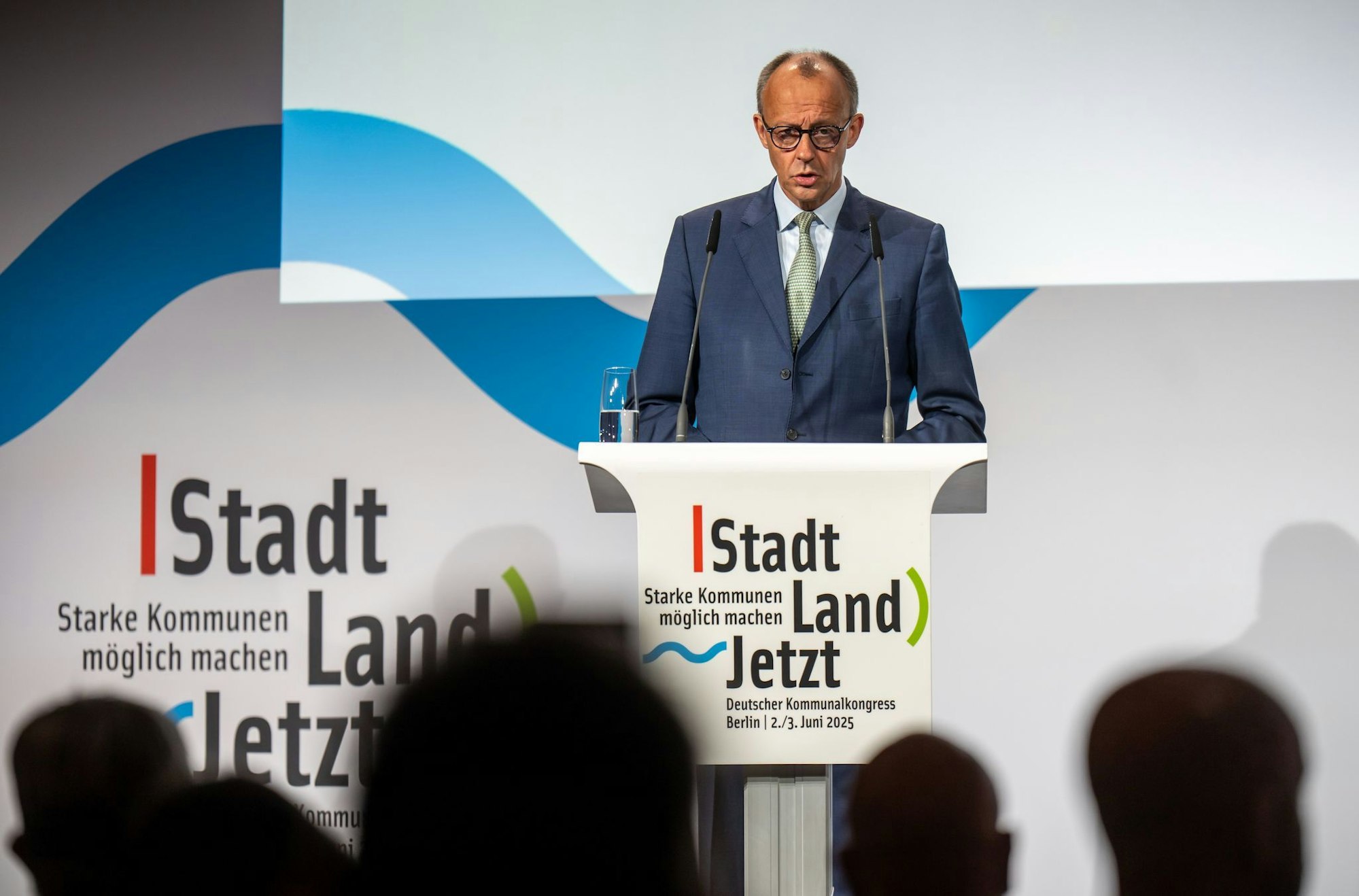 Bundeskanzler Friedrich Merz (CDU) äußert sich beim Kommunalkongress des Deutschen Städte- und Gemeindebundes auch zur Gerichtsentscheidung, die Zweifel an der Rechtmäßigkeit des Vorgehens der Bundesregierung an den Grenzen anführt.